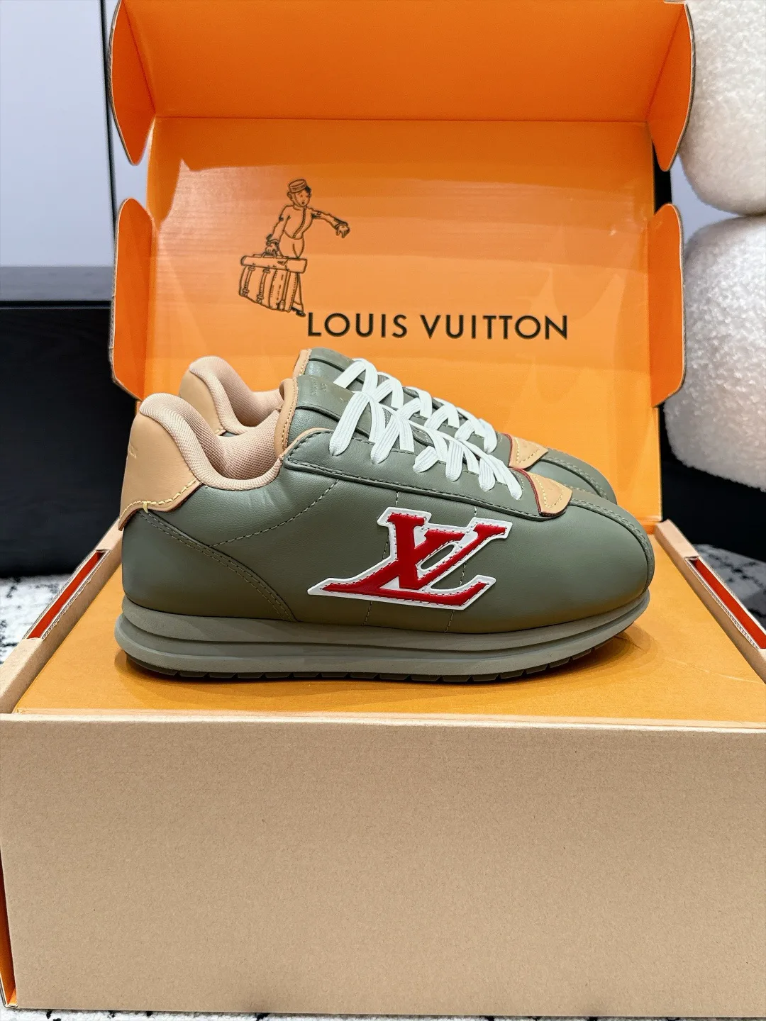 Кроссовки Женские Louis Vuitton 18406493