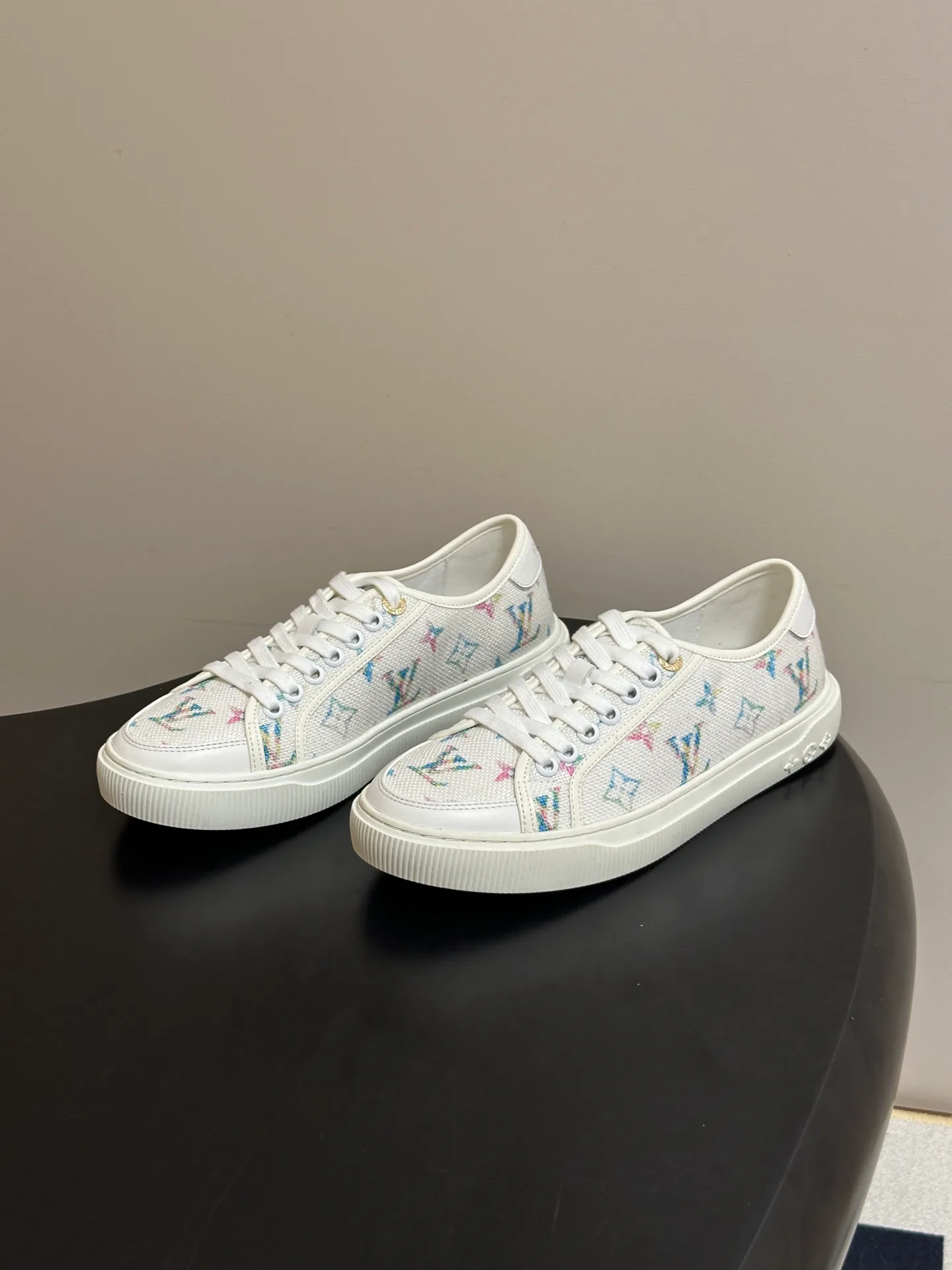 Кроссовки Женские Louis Vuitton 18340950