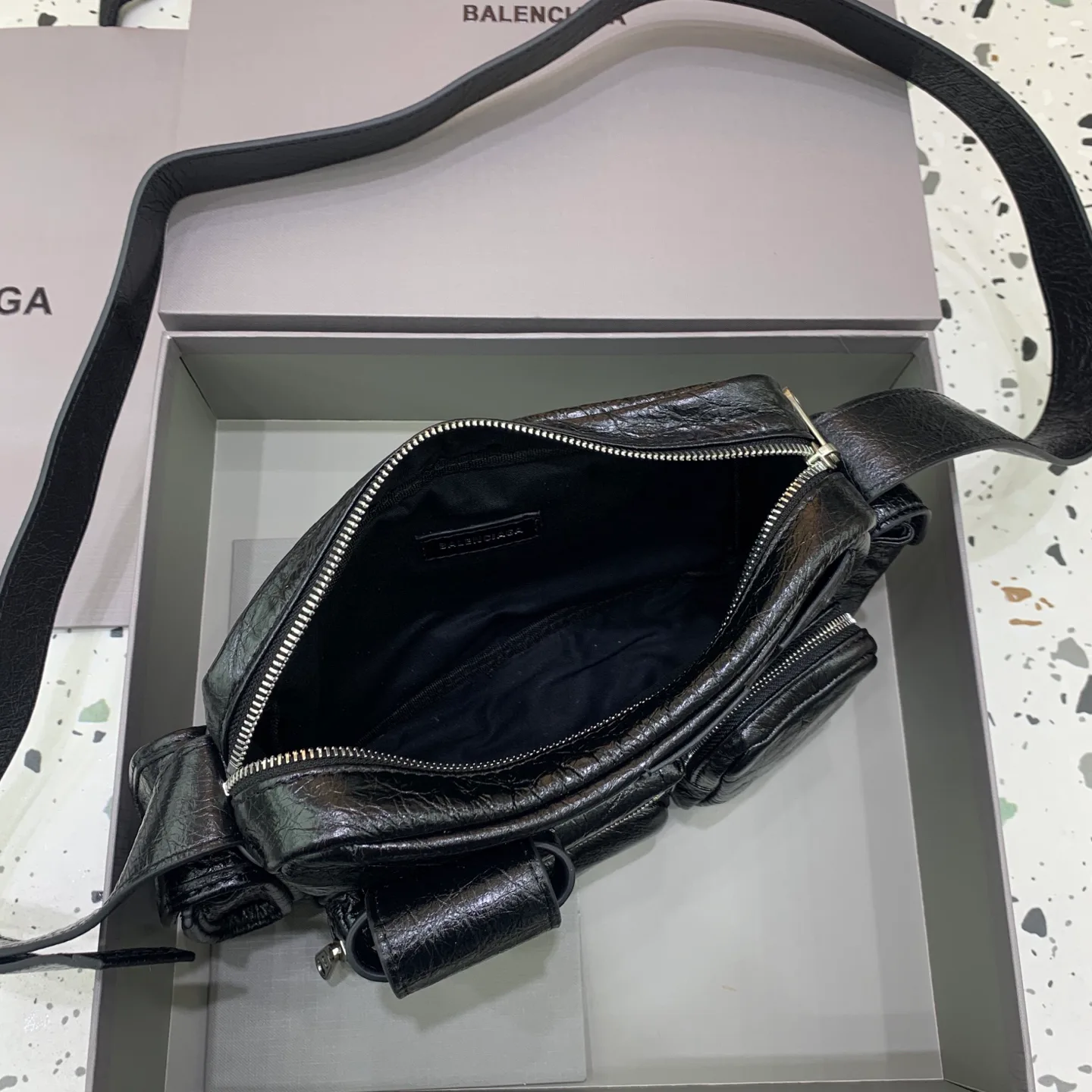 Сумки На Ремне Женские Balenciaga 18136073