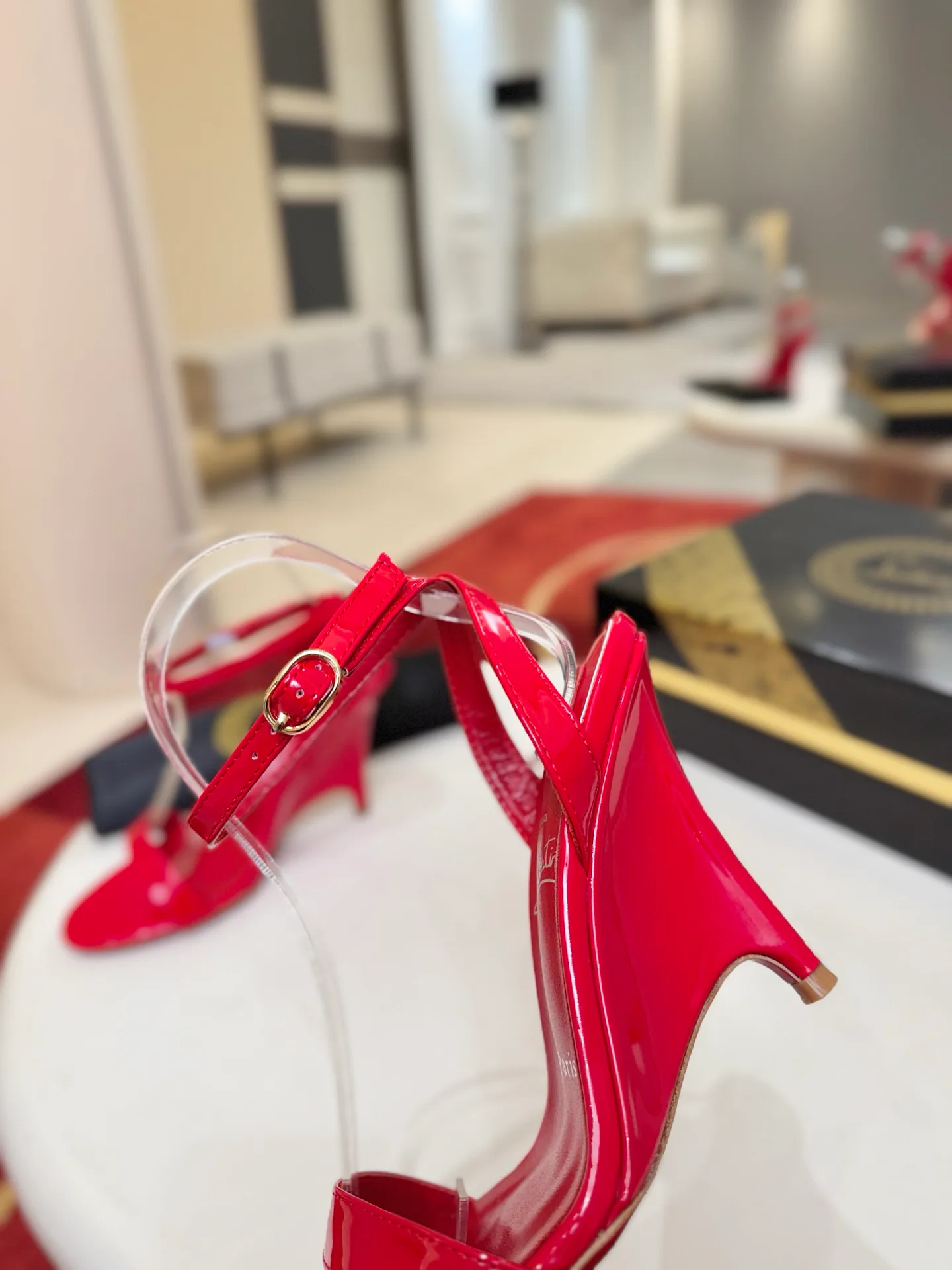 Босоножки Женские Christian Louboutin 18821460