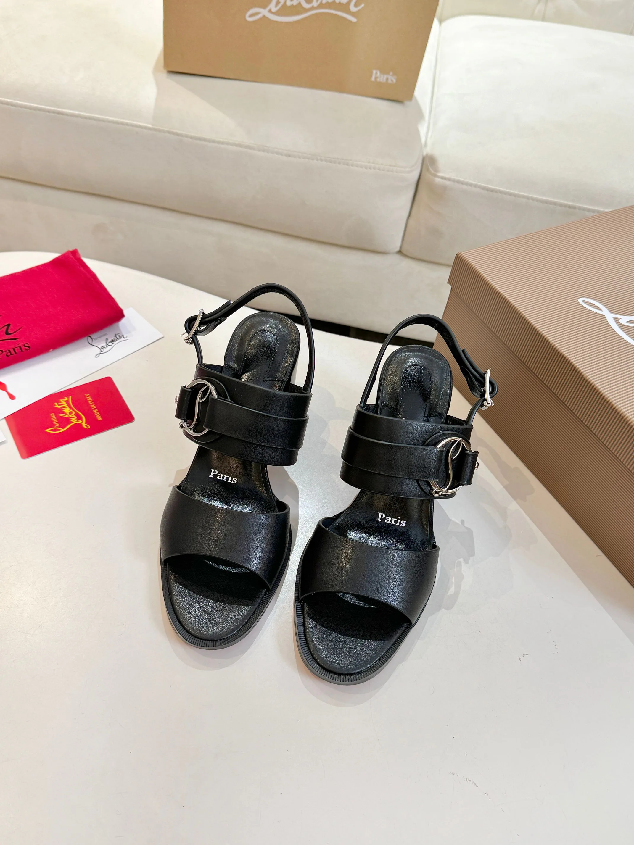 Босоножки Женские Christian Louboutin 17038135