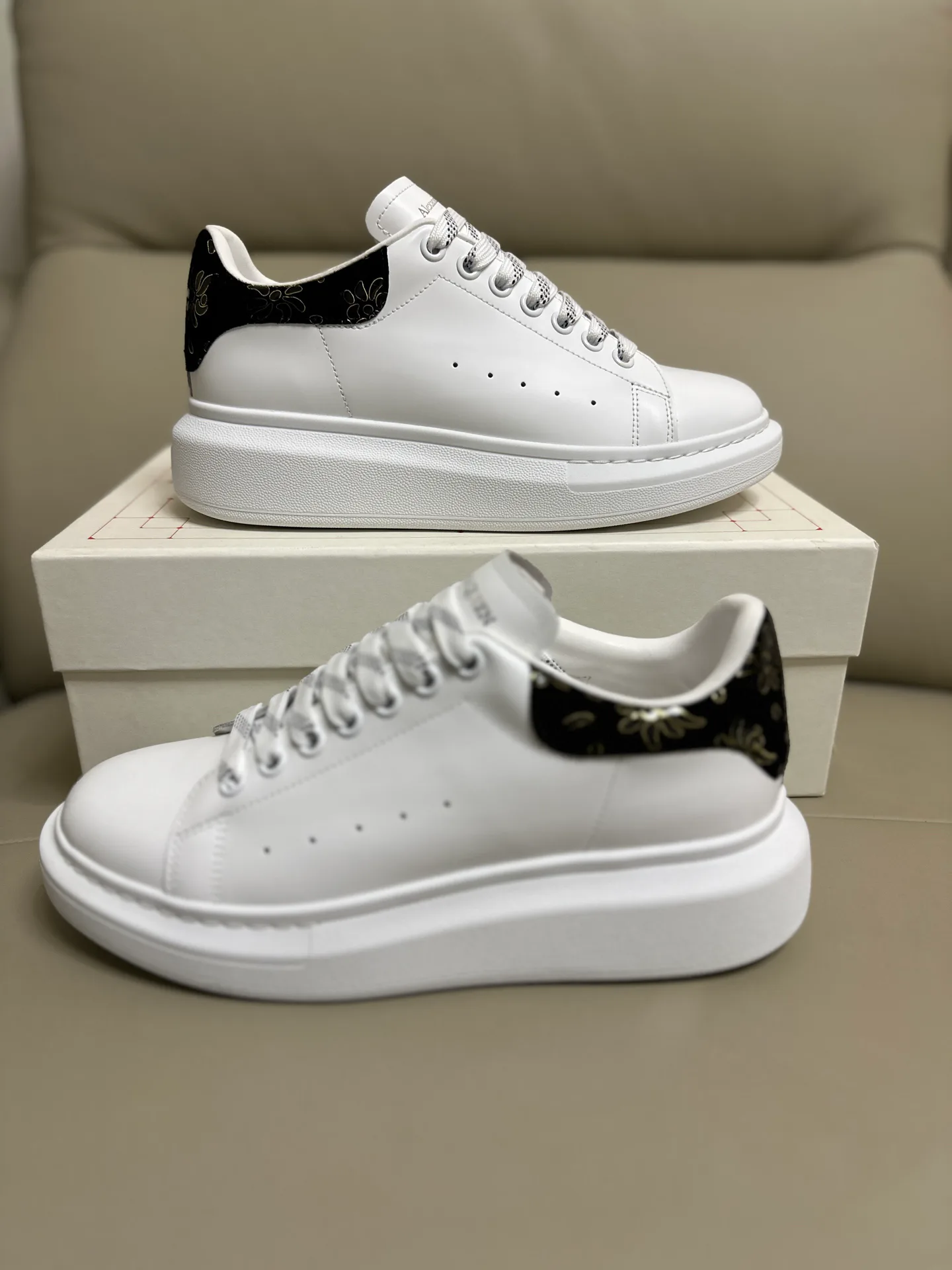 Кроссовки Женские Alexander Mcqueen 18616713