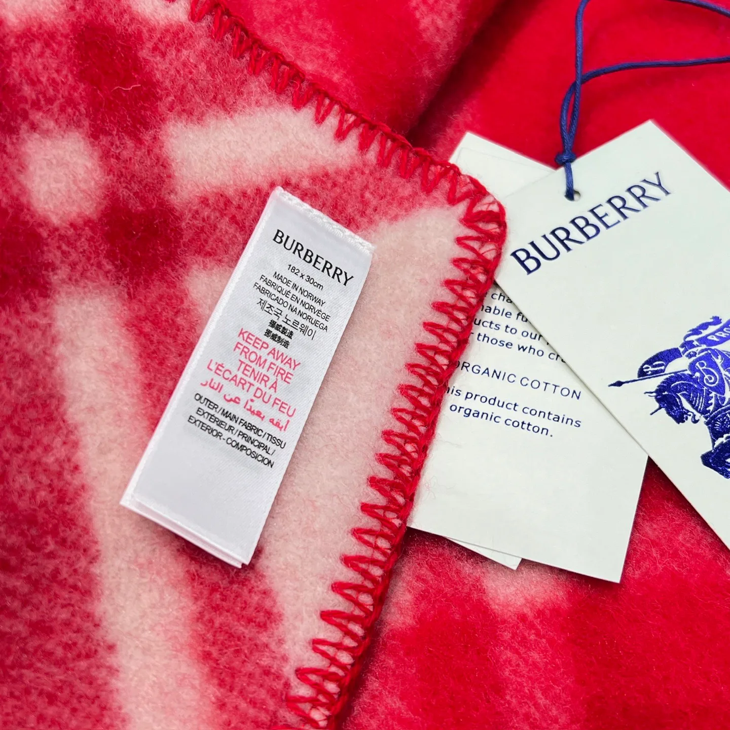 Шарфы Burberry 17945203