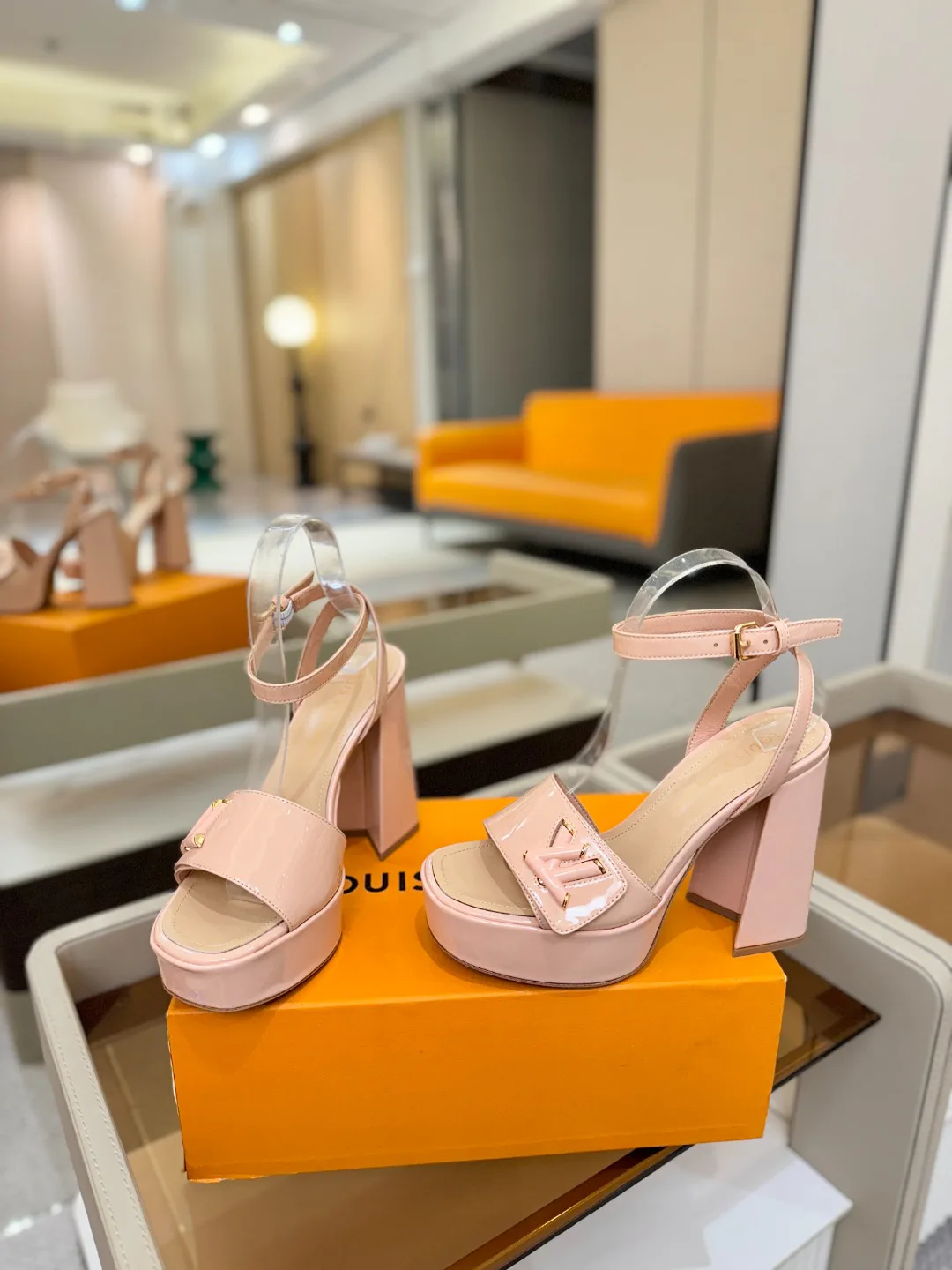 Босоножки Женские Louis Vuitton 17946857