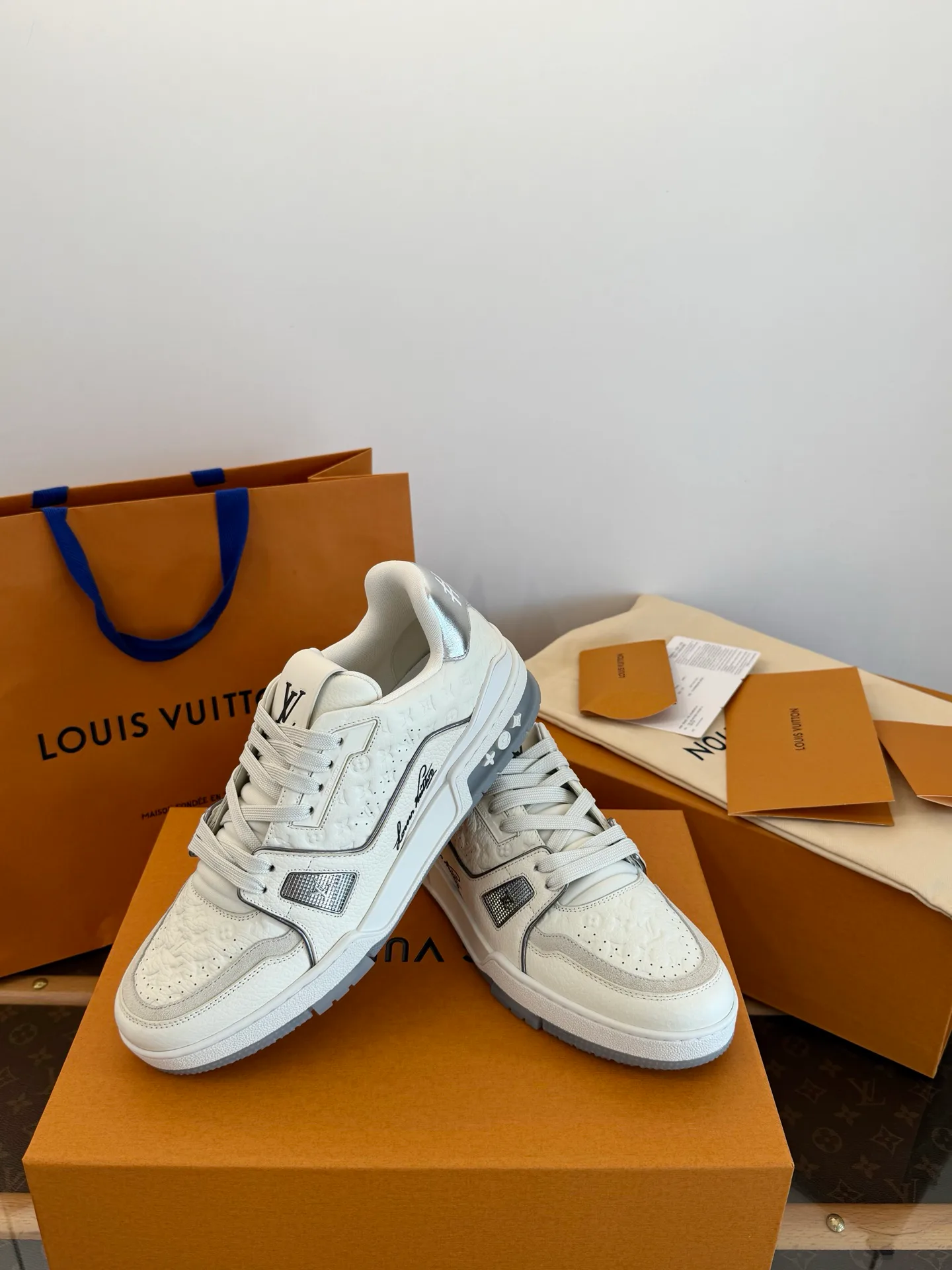 Кроссовки Женские Louis Vuitton 18354046
