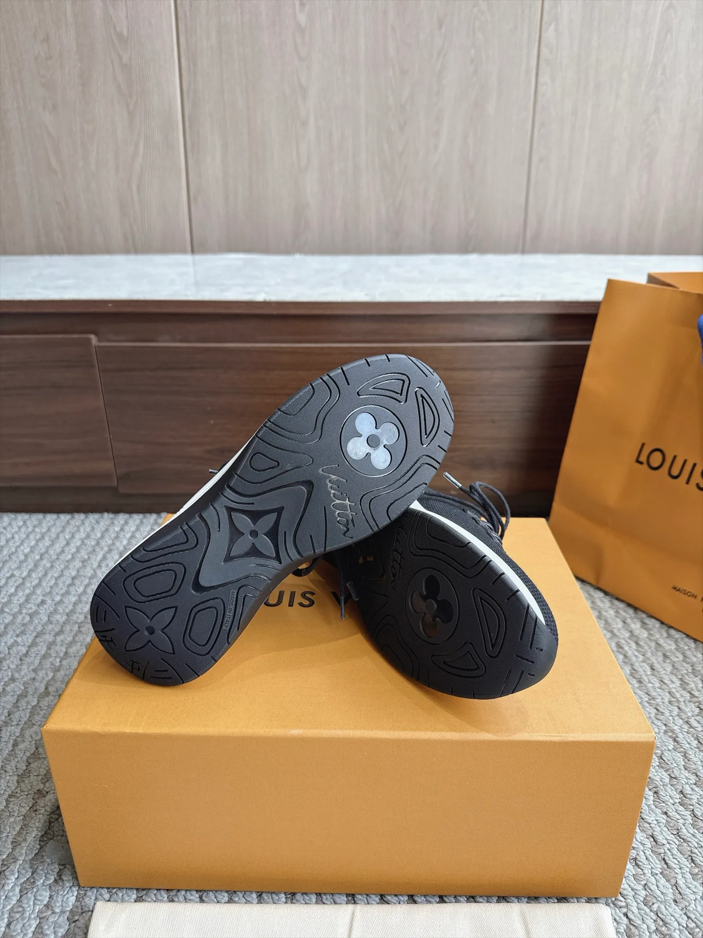Кроссовки Женские Louis Vuitton 18333243