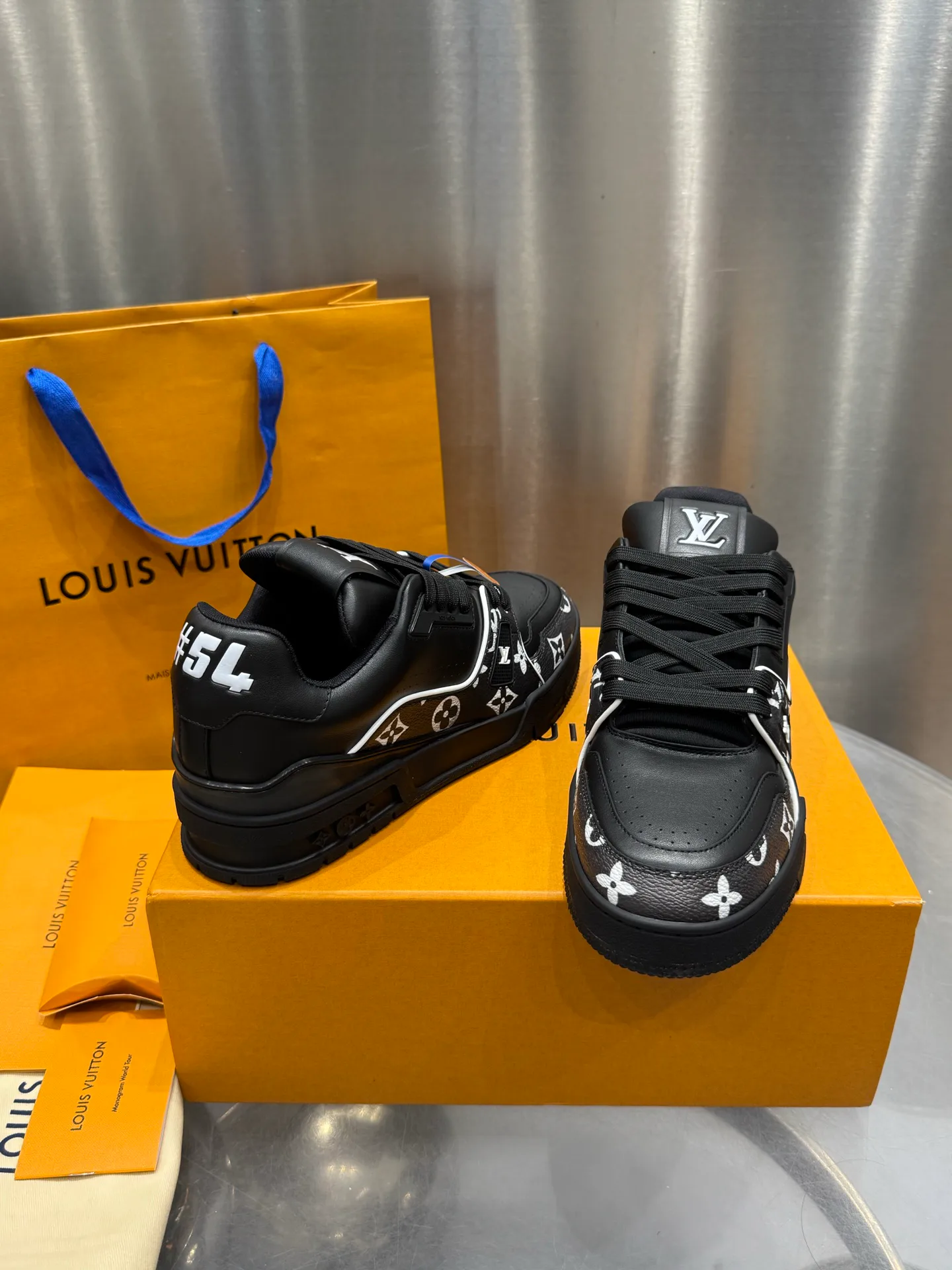 Кроссовки Женские Louis Vuitton 19073337