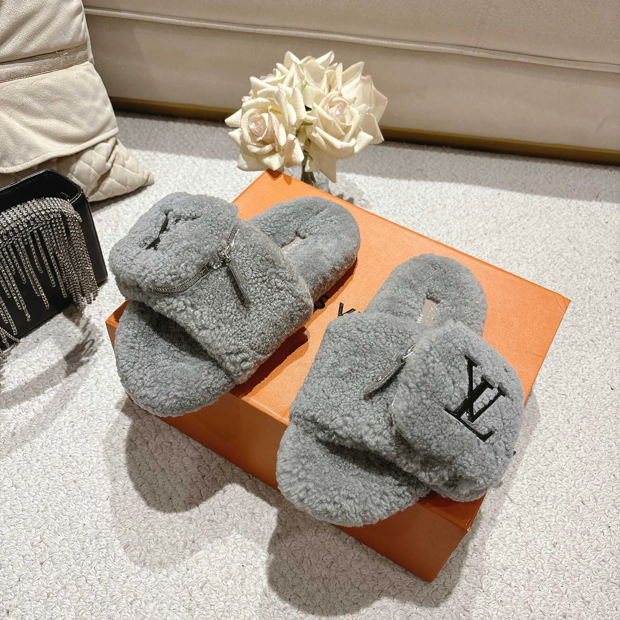 Тапочки Женские Louis Vuitton 17957254