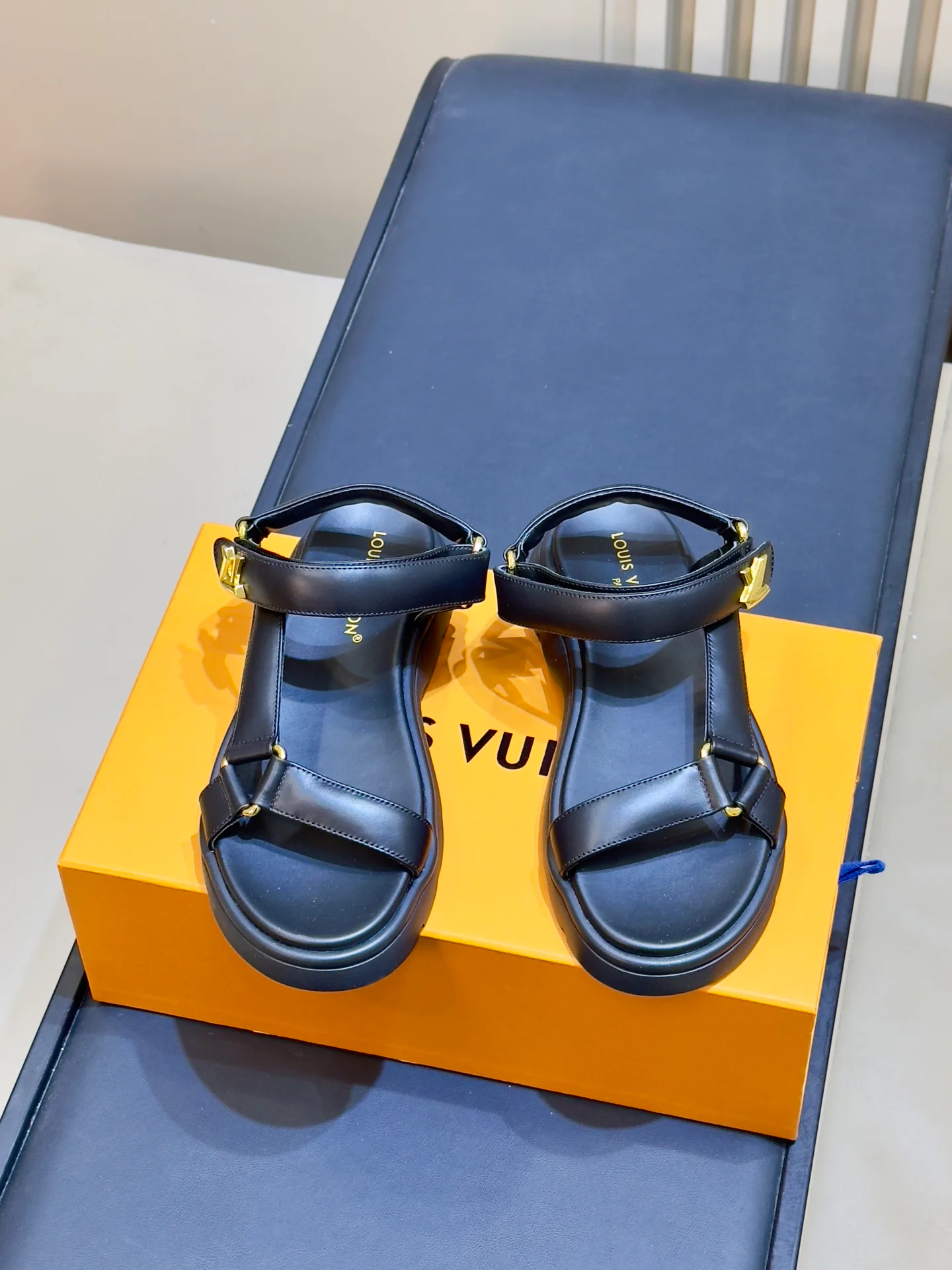 Босоножки Женские Louis Vuitton 18073537