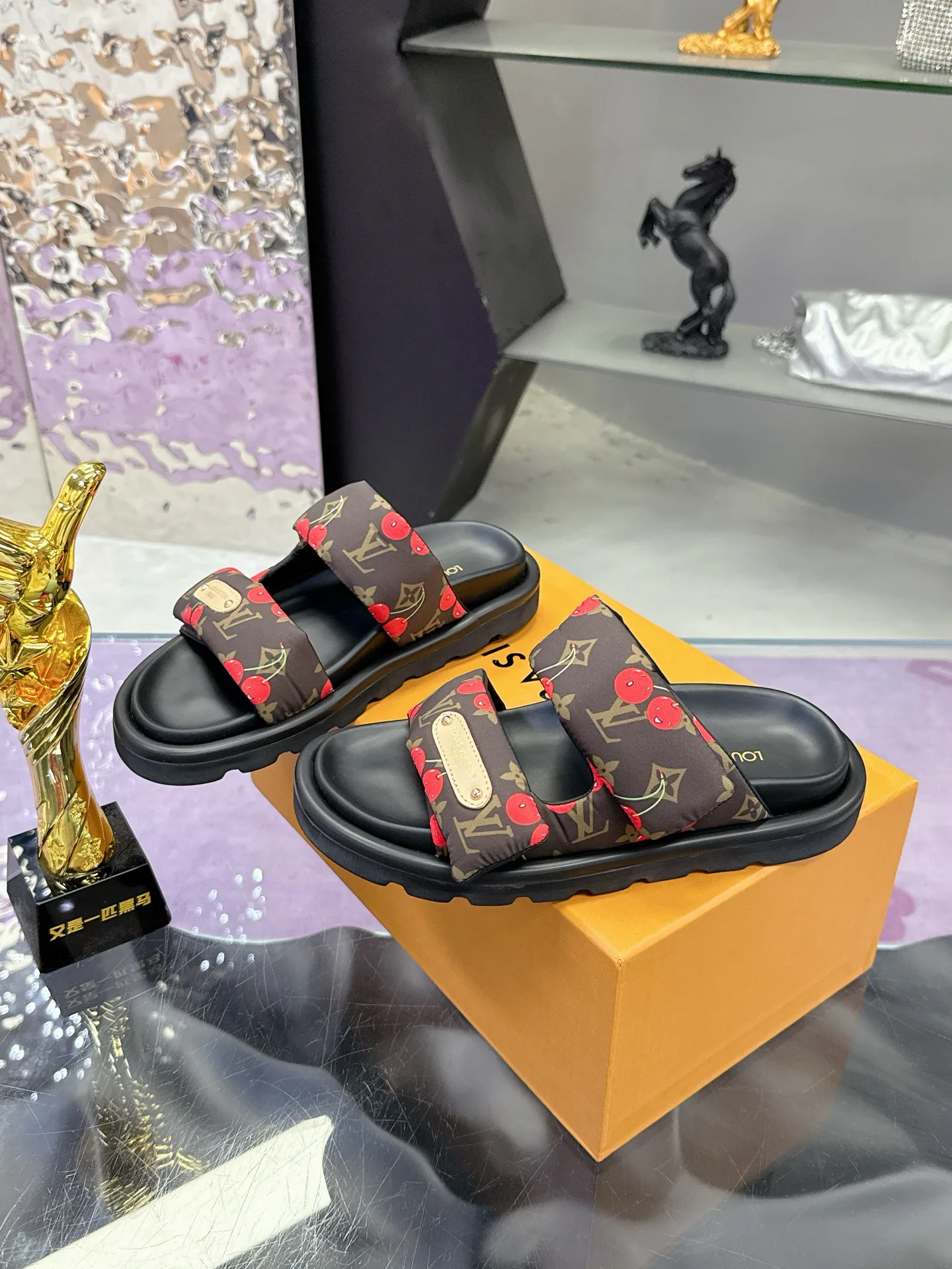Шлепанцы Женские Louis Vuitton 17530461
