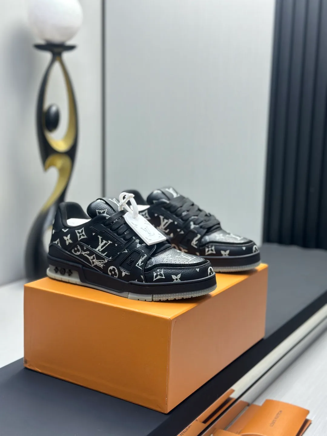 Кроссовки Женские Louis Vuitton 18011572