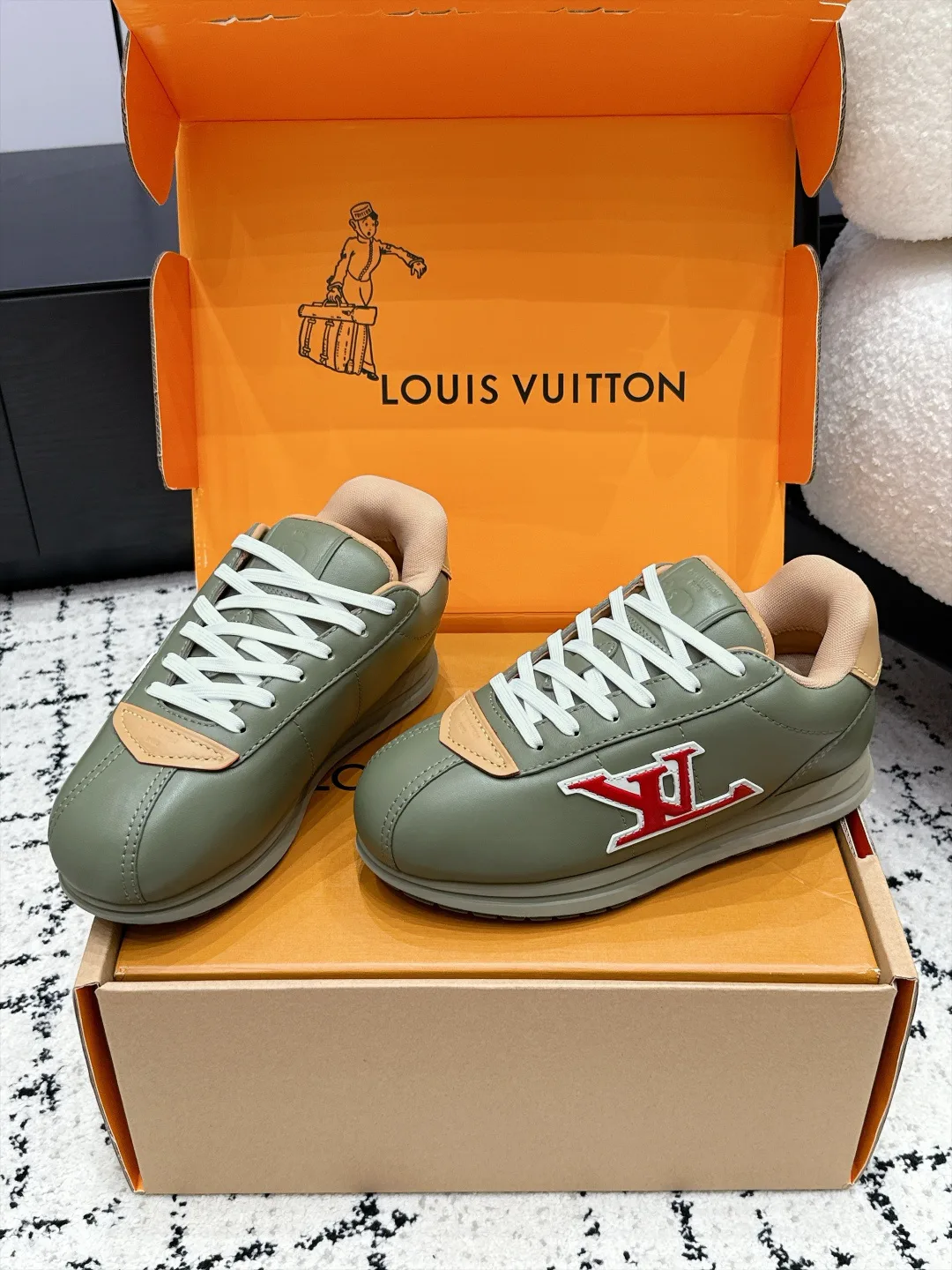 Кроссовки Женские Louis Vuitton 18406493