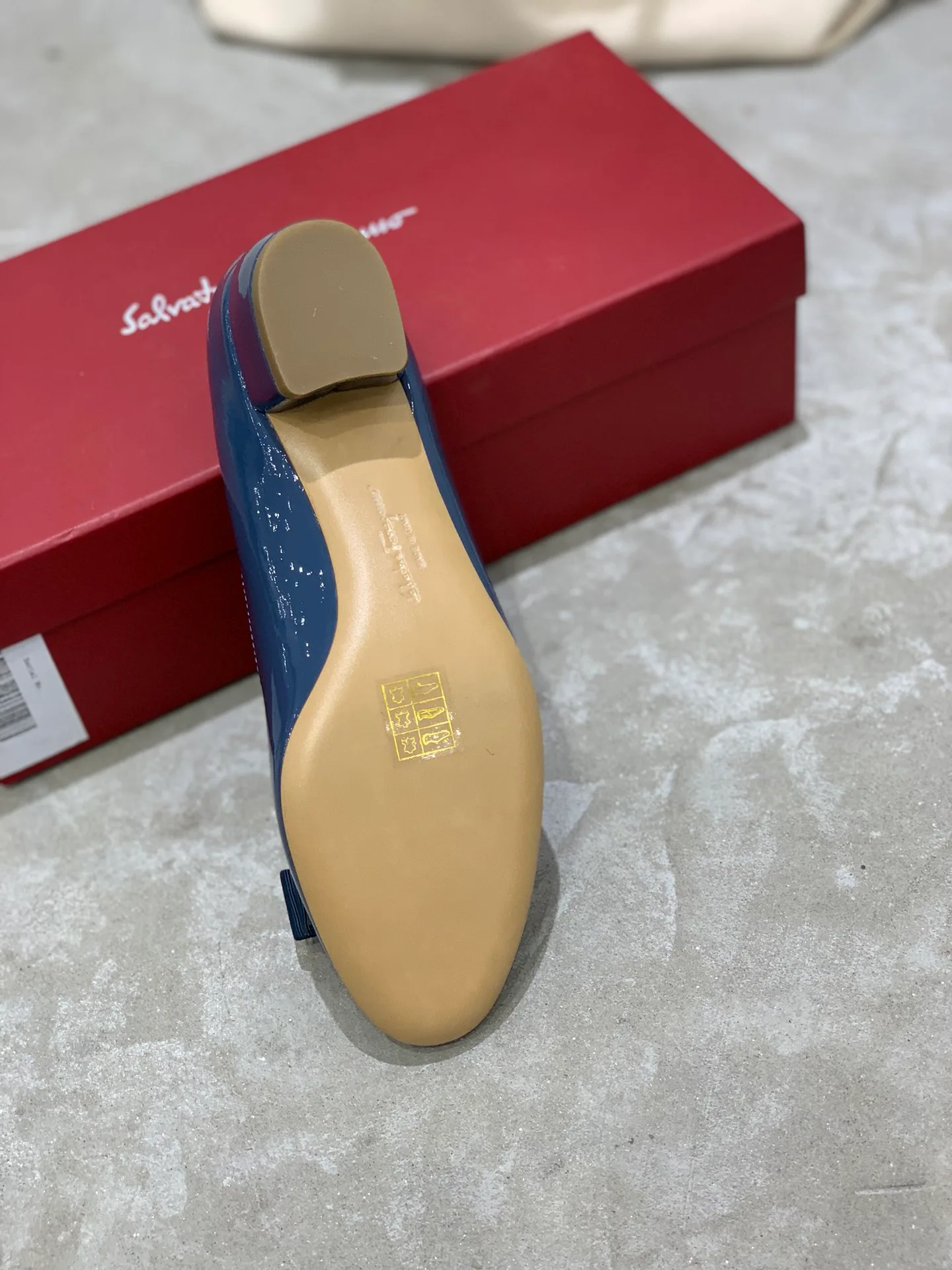 Балетки Женские Salvatore Ferragamo 18340662