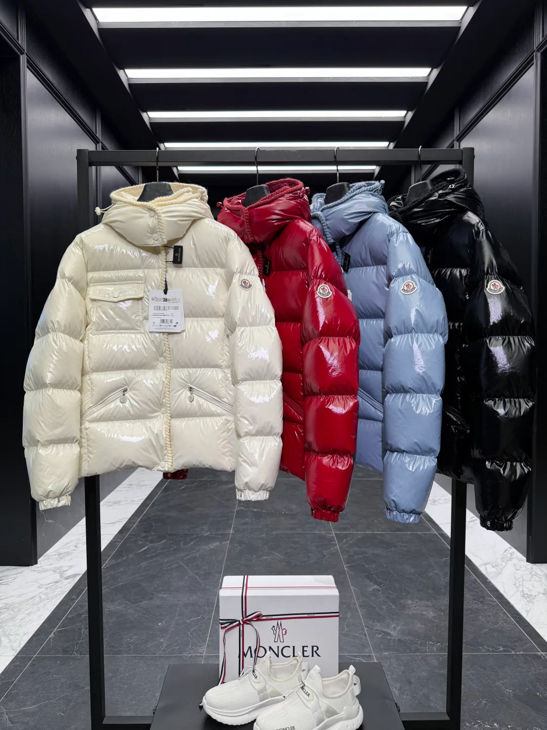 Куртки И Пуховики Женские Moncler 18689140