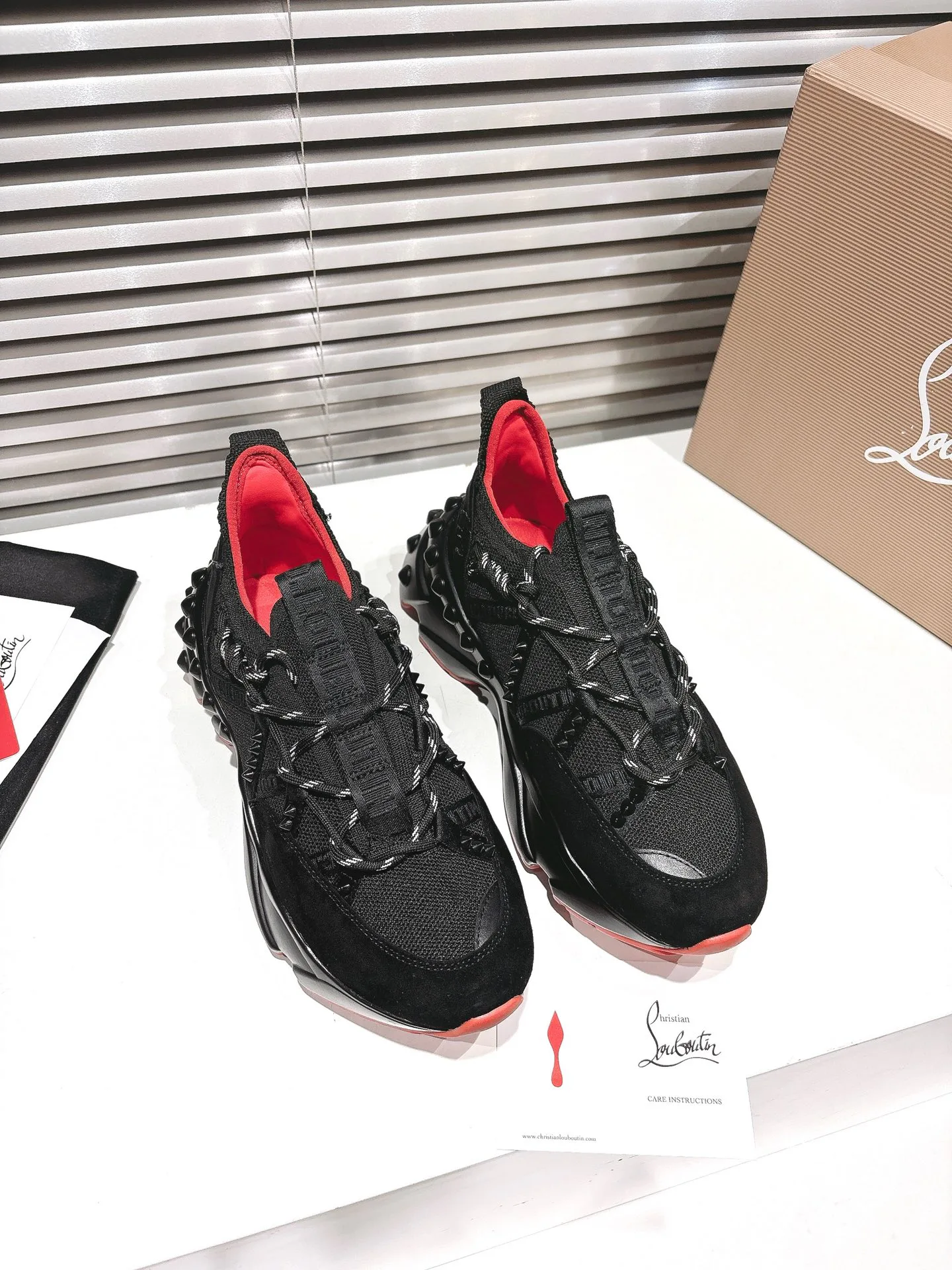 Кроссовки Женские Christian Louboutin 18835381