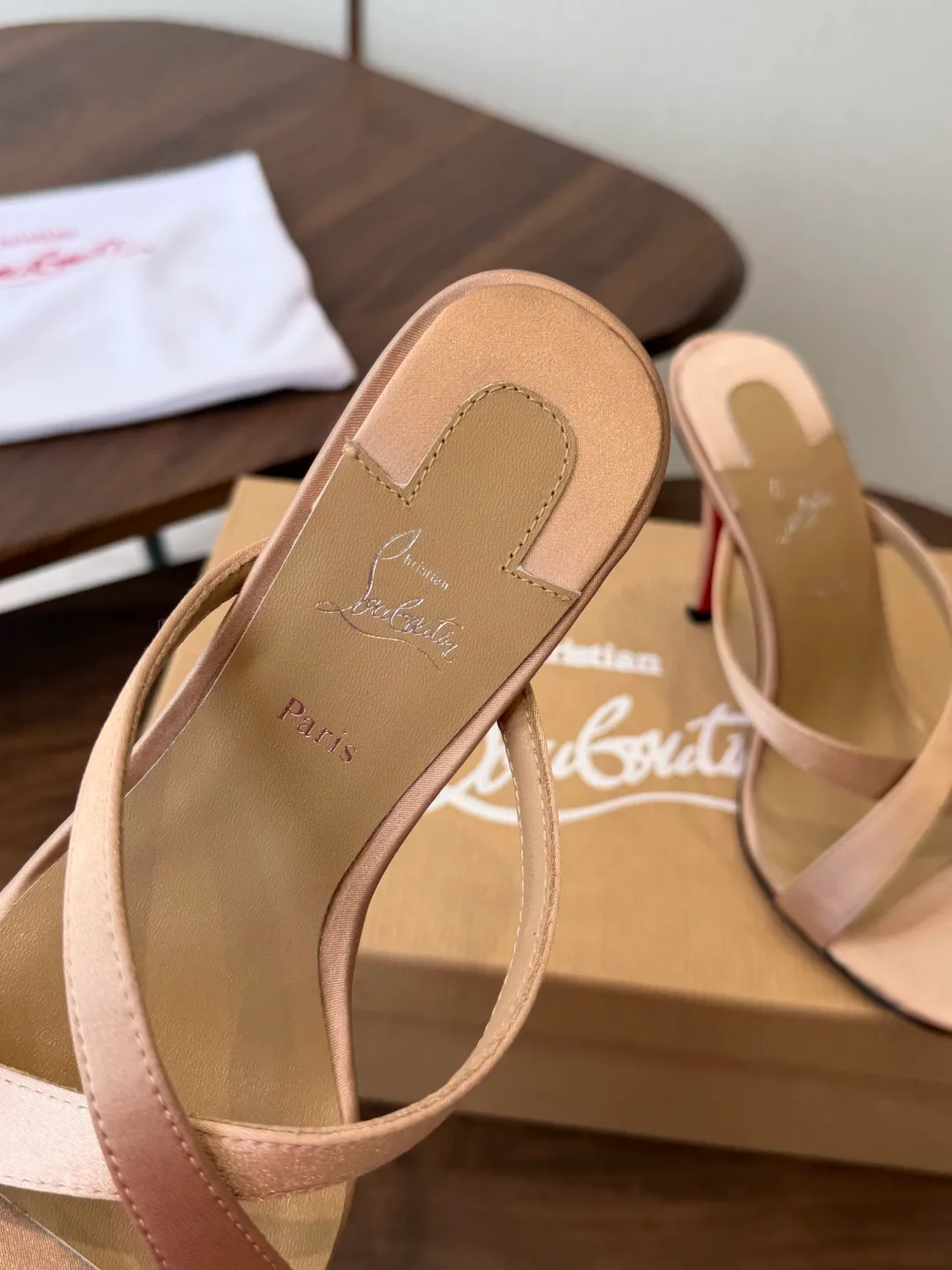 Босоножки Женские Christian Louboutin 18183096