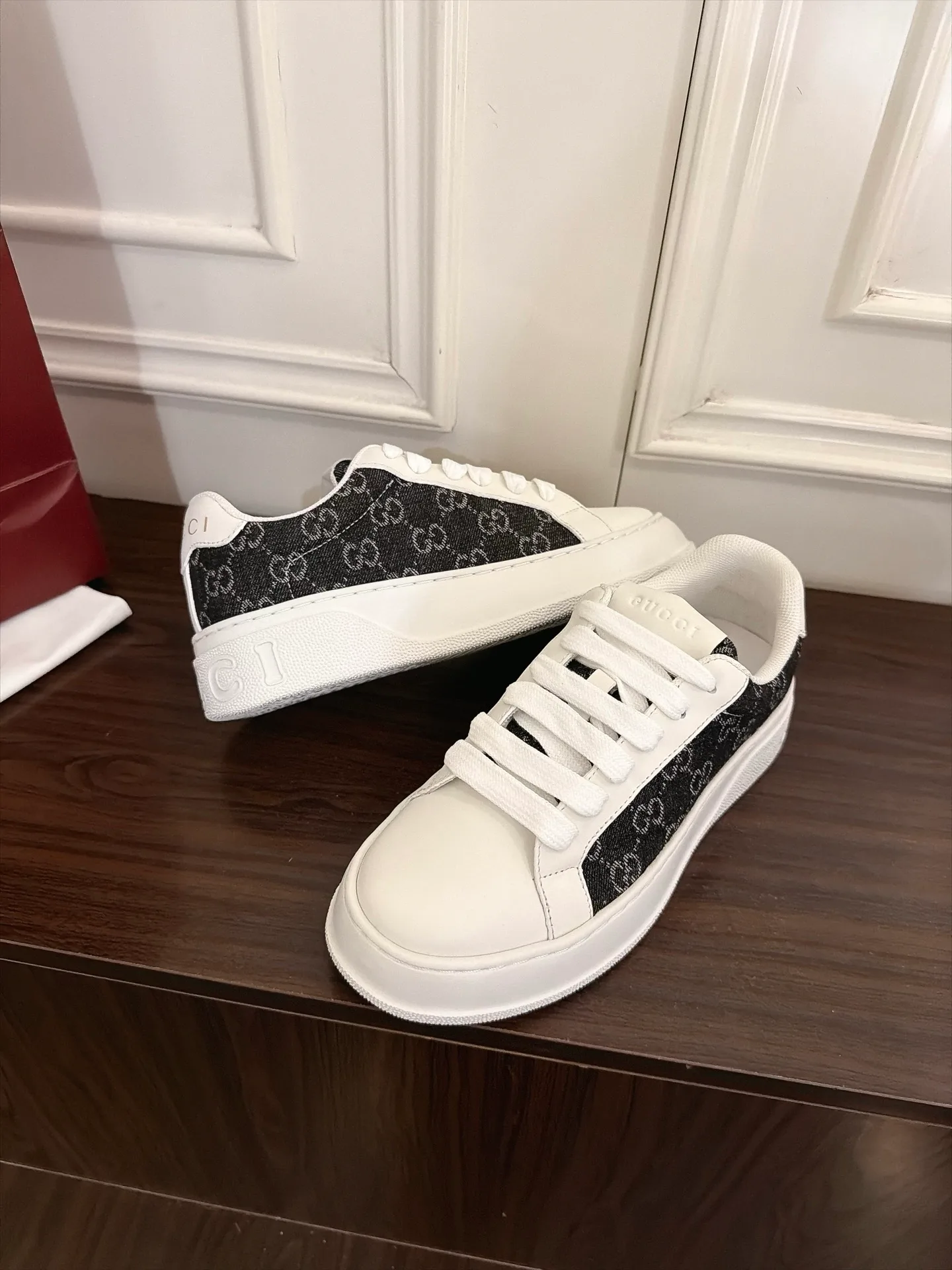 Кроссовки Женские Gucci 18889321