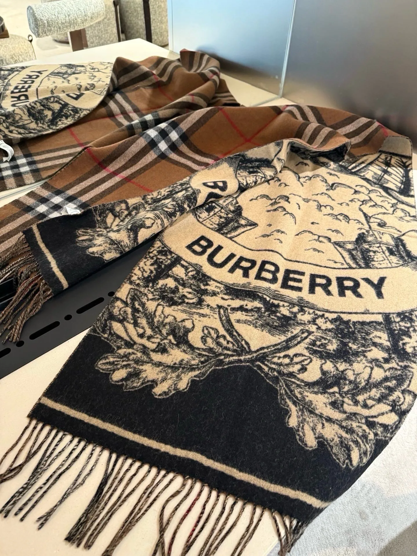 Шарфы Burberry 17448566