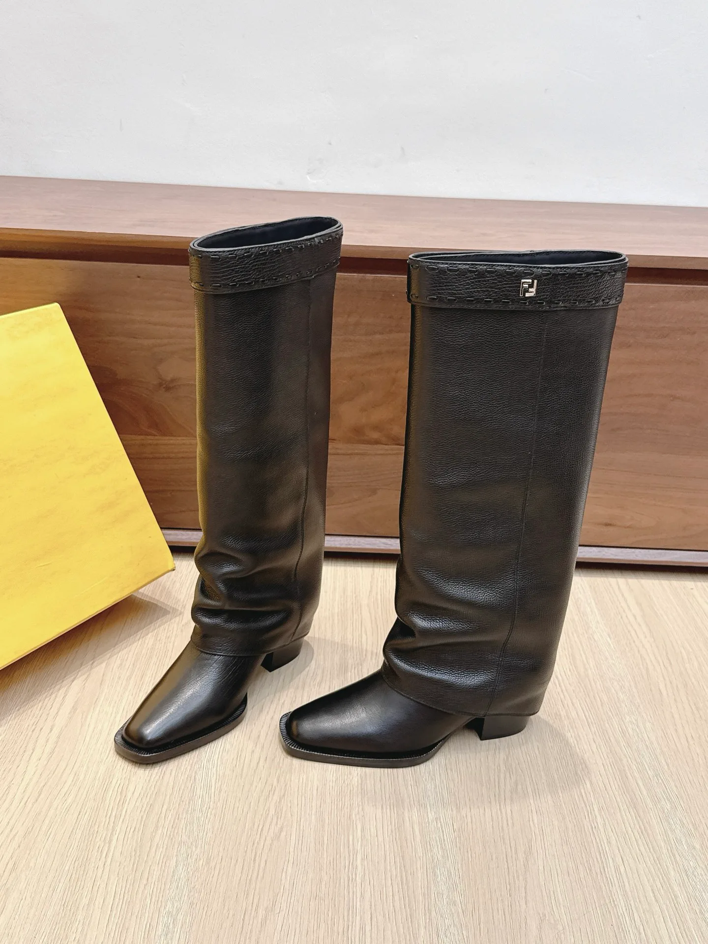 Сапоги Женские Fendi 18092434