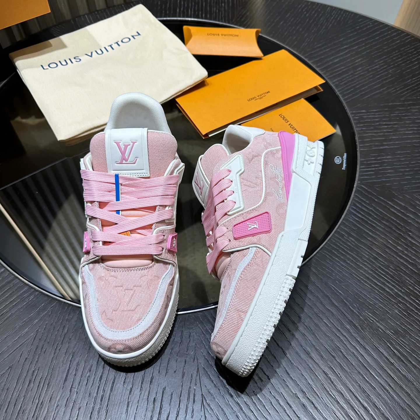 Кроссовки Женские Louis Vuitton 18192509