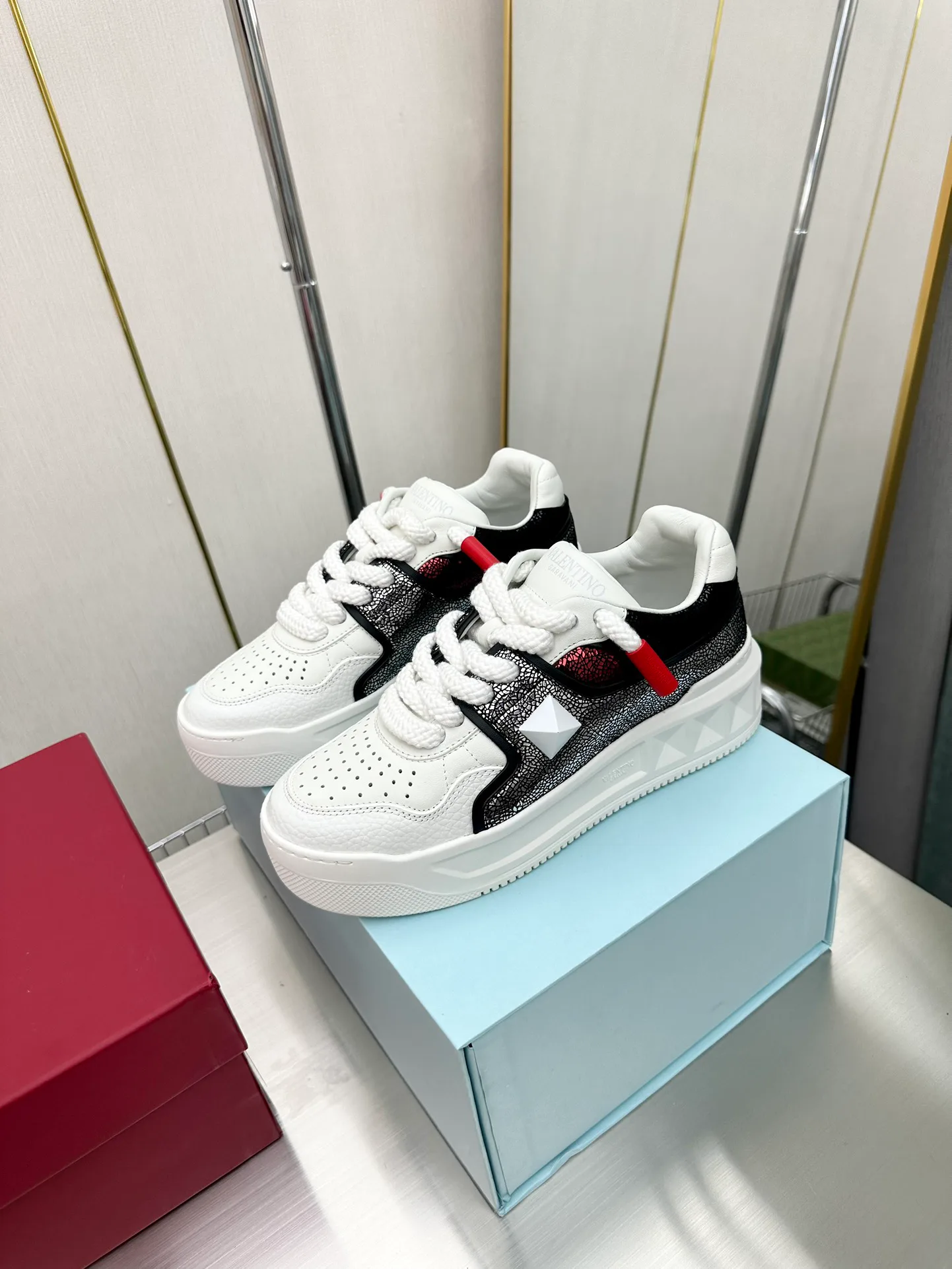 Кроссовки Женские Valentino 17904338