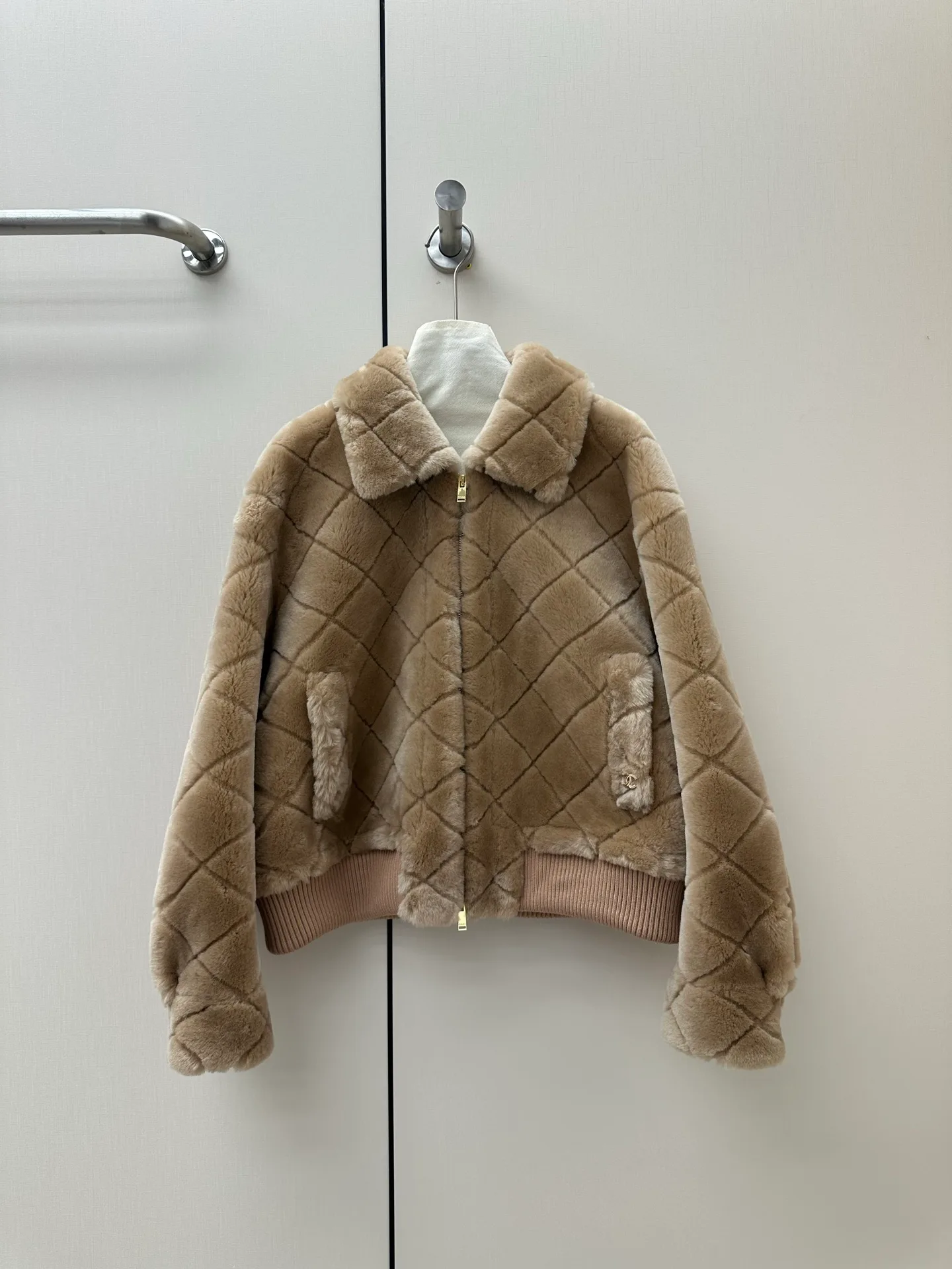 Куртки И Пуховики Женские Chanel 19386744