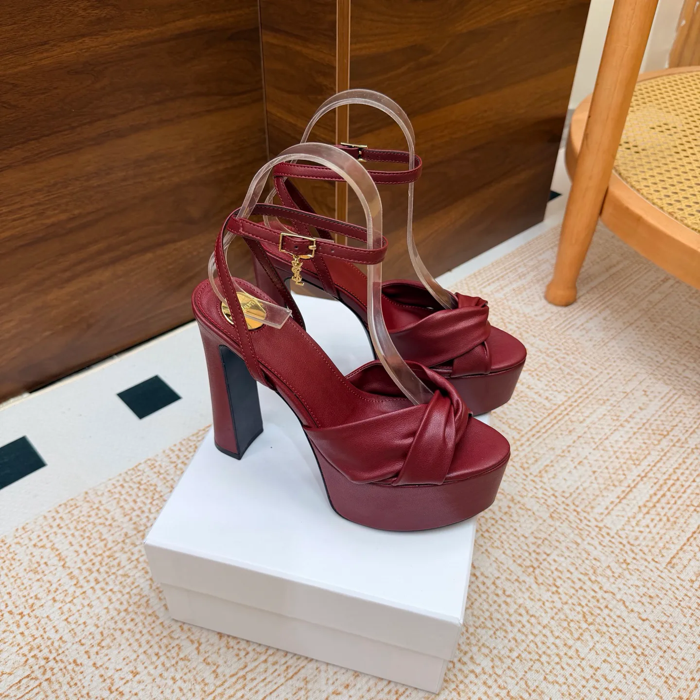 Босоножки Женские Saint Laurent 18104667