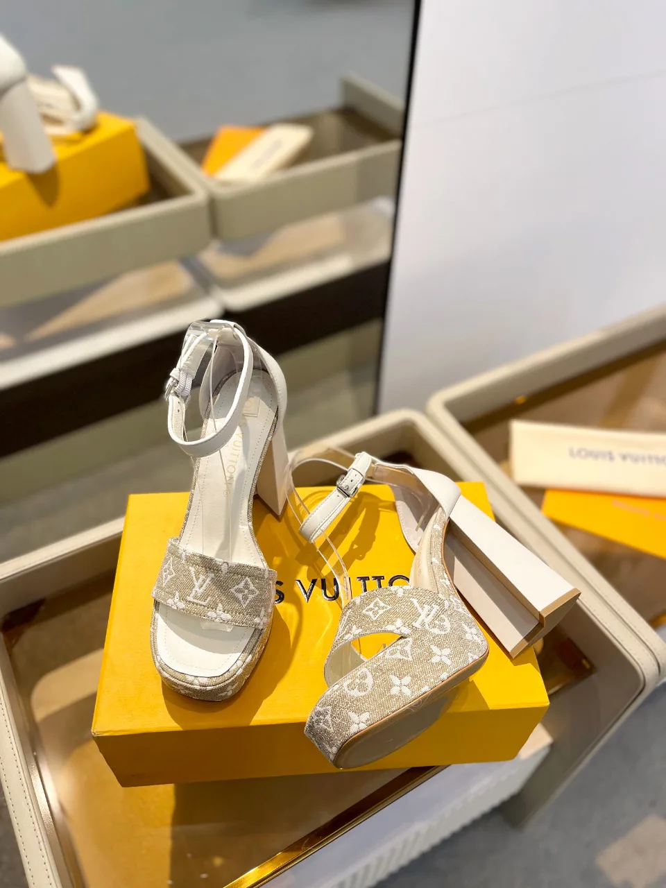 Босоножки Женские Louis Vuitton 10910218