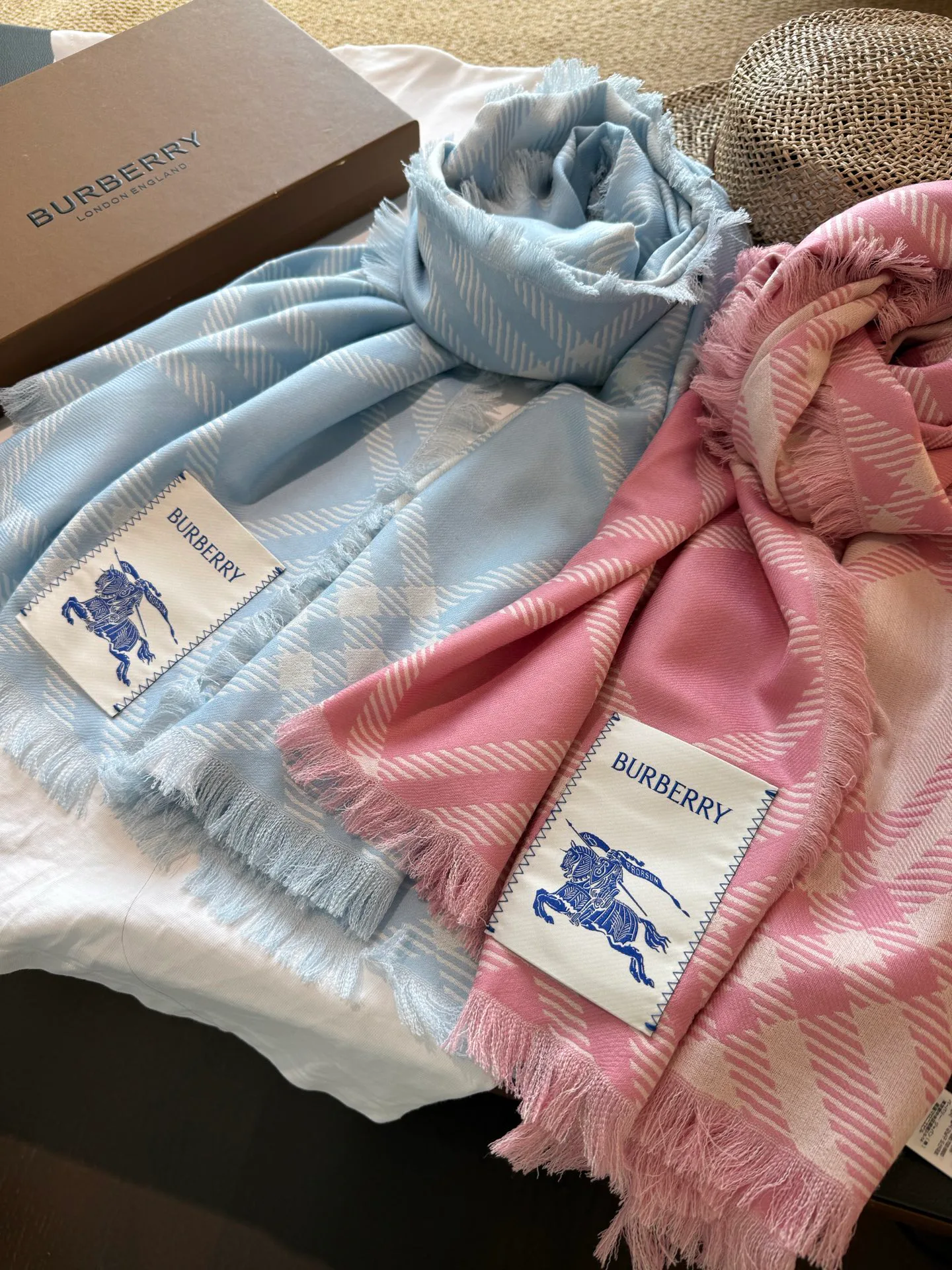 Шарфы Burberry 18627365