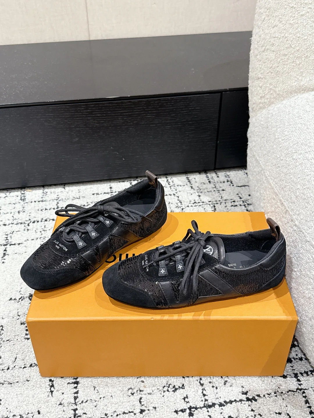 Кроссовки Женские Louis Vuitton 18409736
