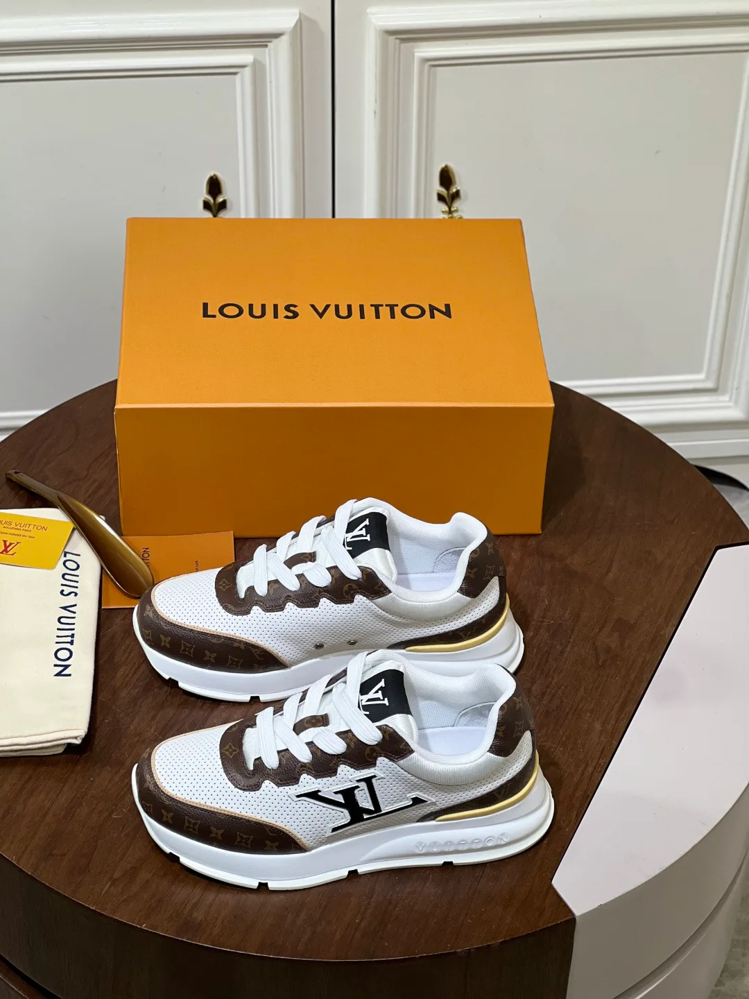 Кроссовки Женские Louis Vuitton 17460370