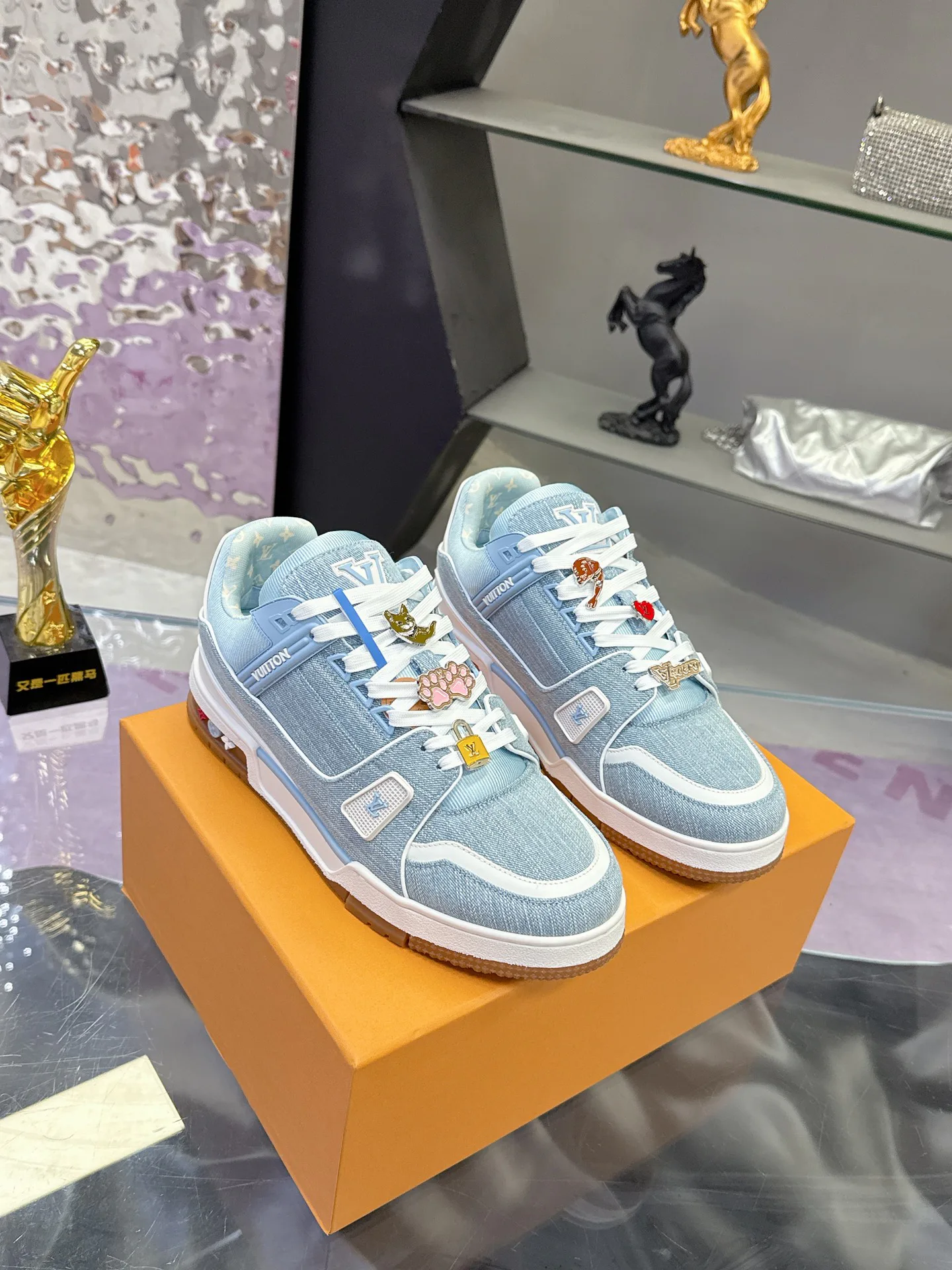 Кроссовки Женские Louis Vuitton 18104017