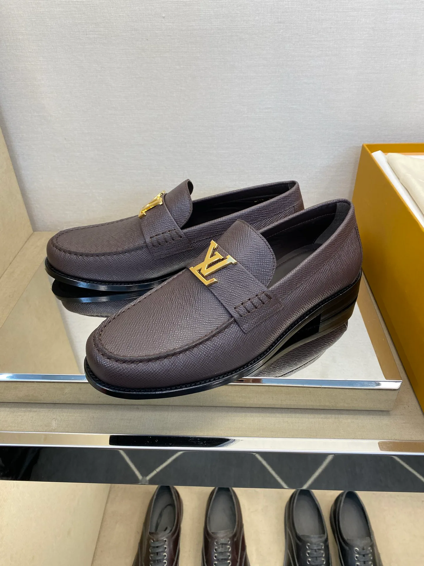 Лоферы И Туфли Мужские Louis Vuitton 18079127