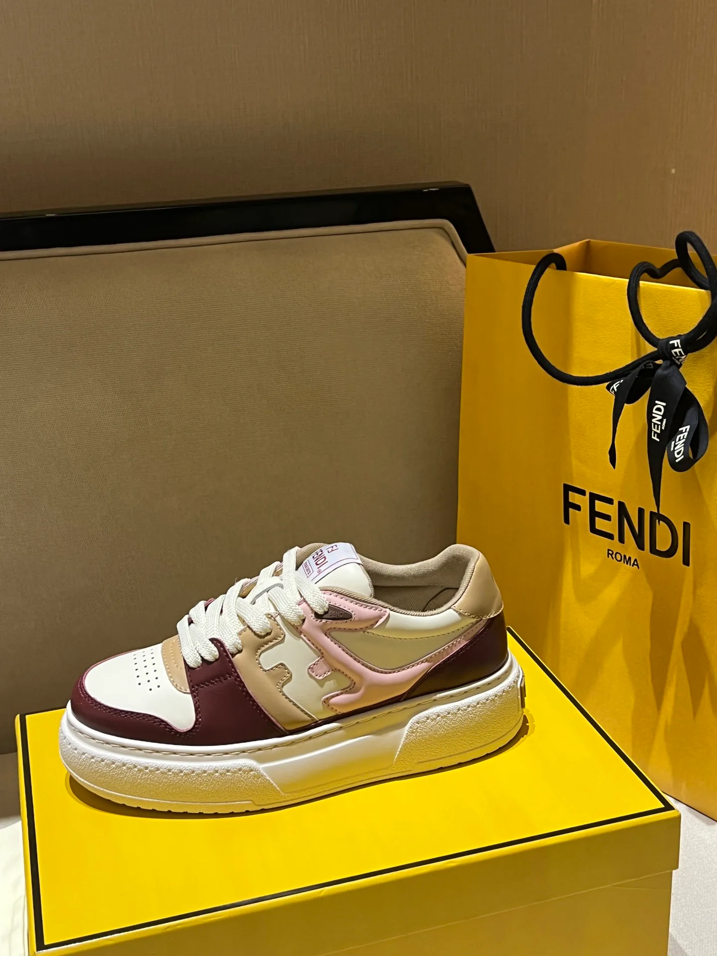 Кроссовки Женские Fendi 11275796