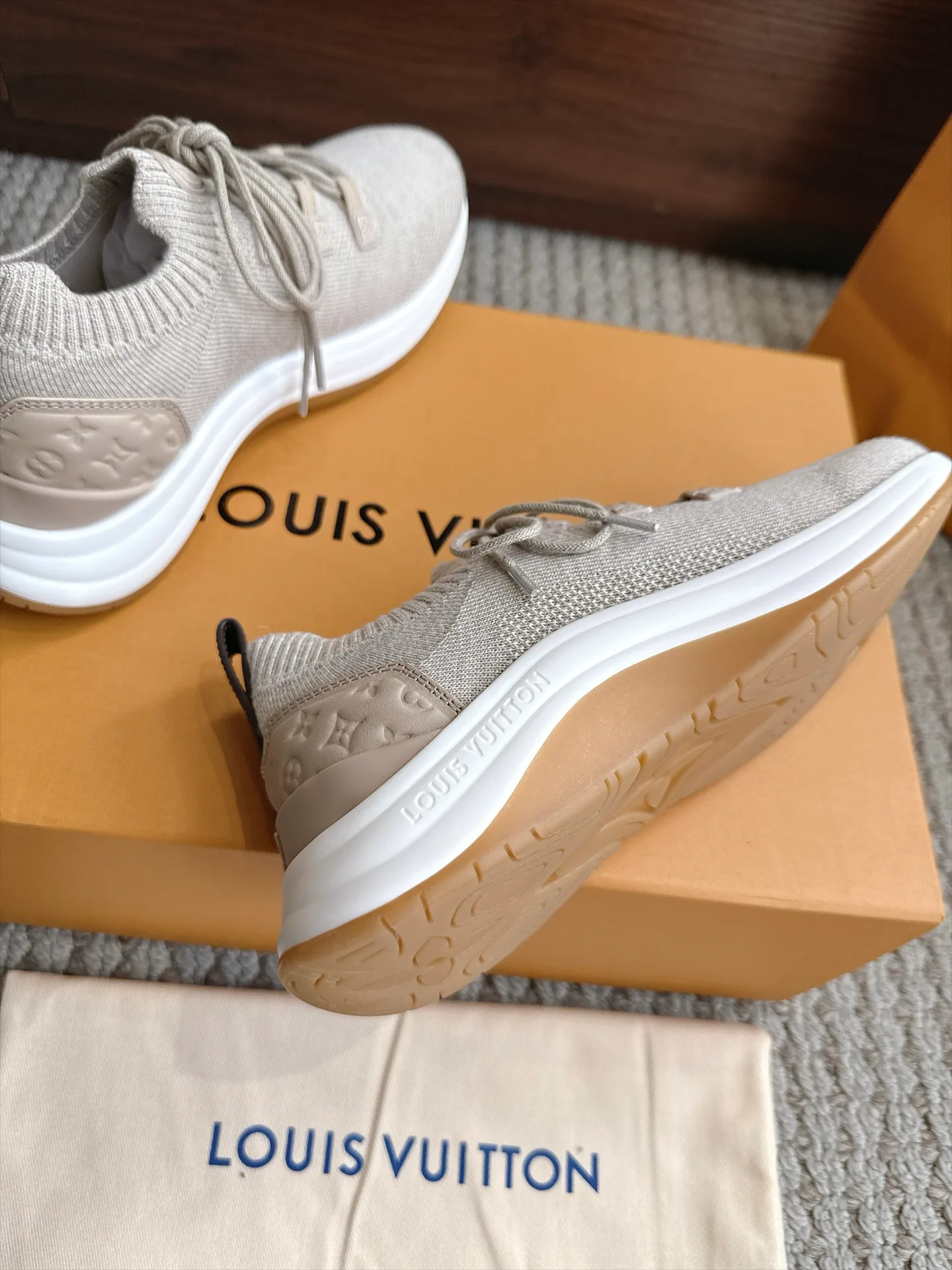 Кроссовки Женские Louis Vuitton 18333242