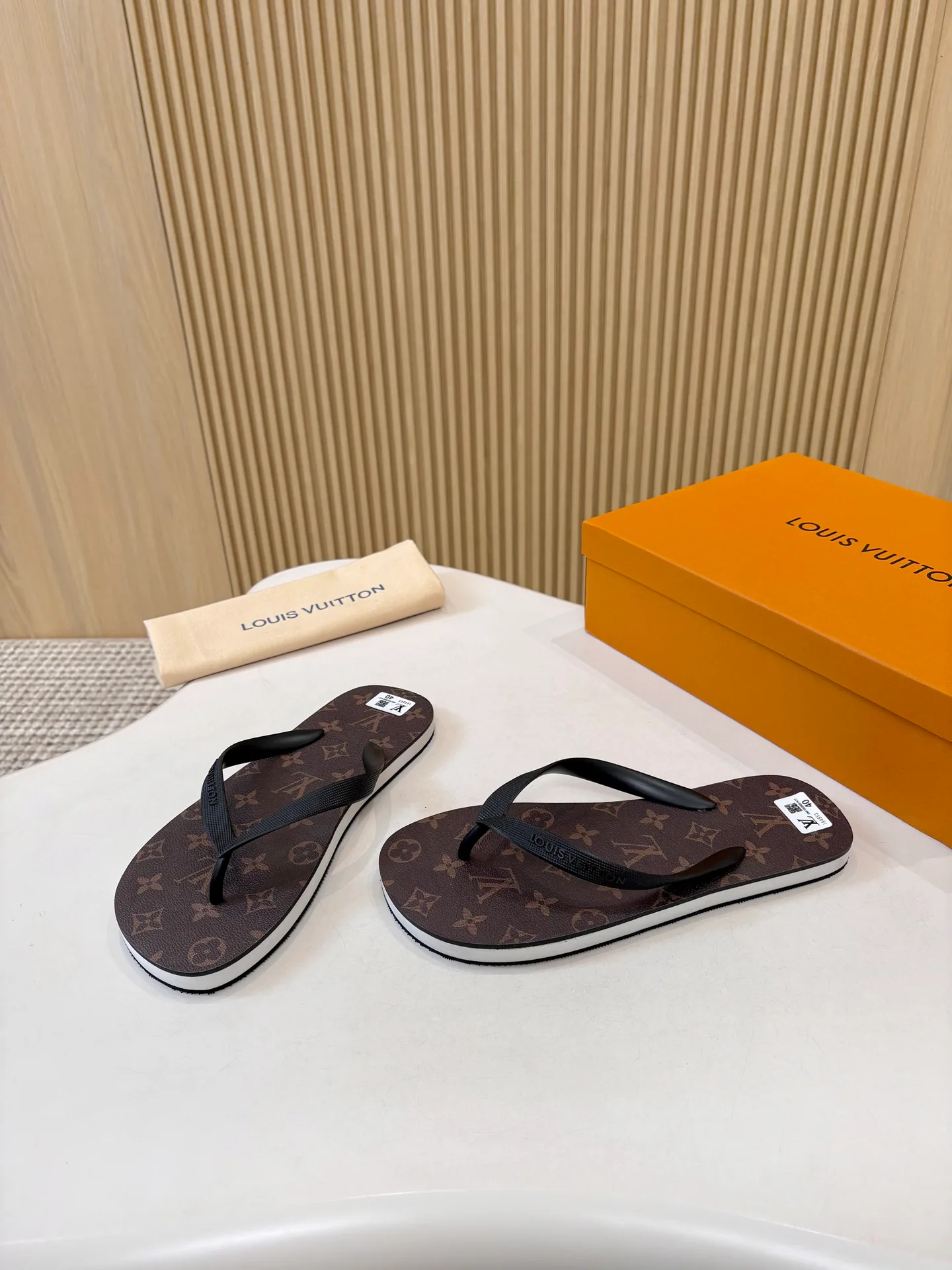 Шлепанцы Женские Louis Vuitton 18025534