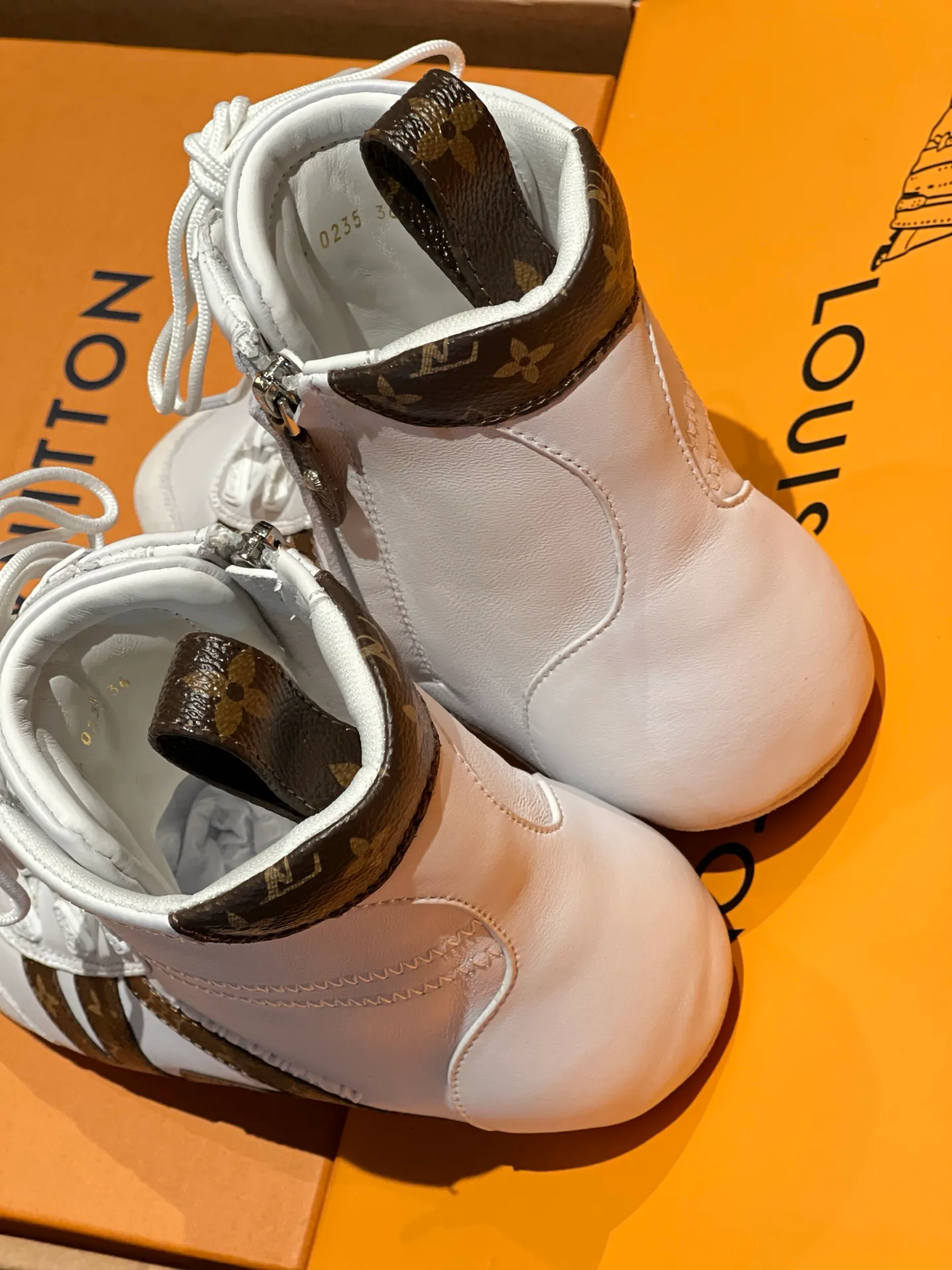 Кроссовки Женские Louis Vuitton 18194173