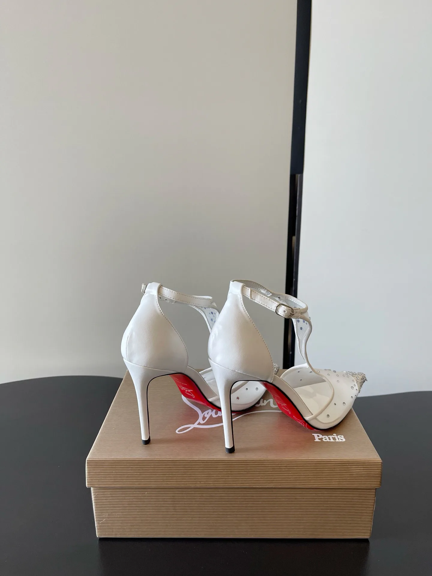Босоножки Женские Christian Louboutin 18687150