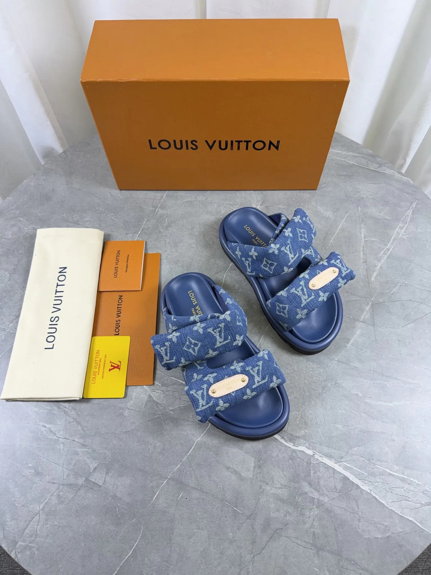 Шлепанцы Женские Louis Vuitton 17968796