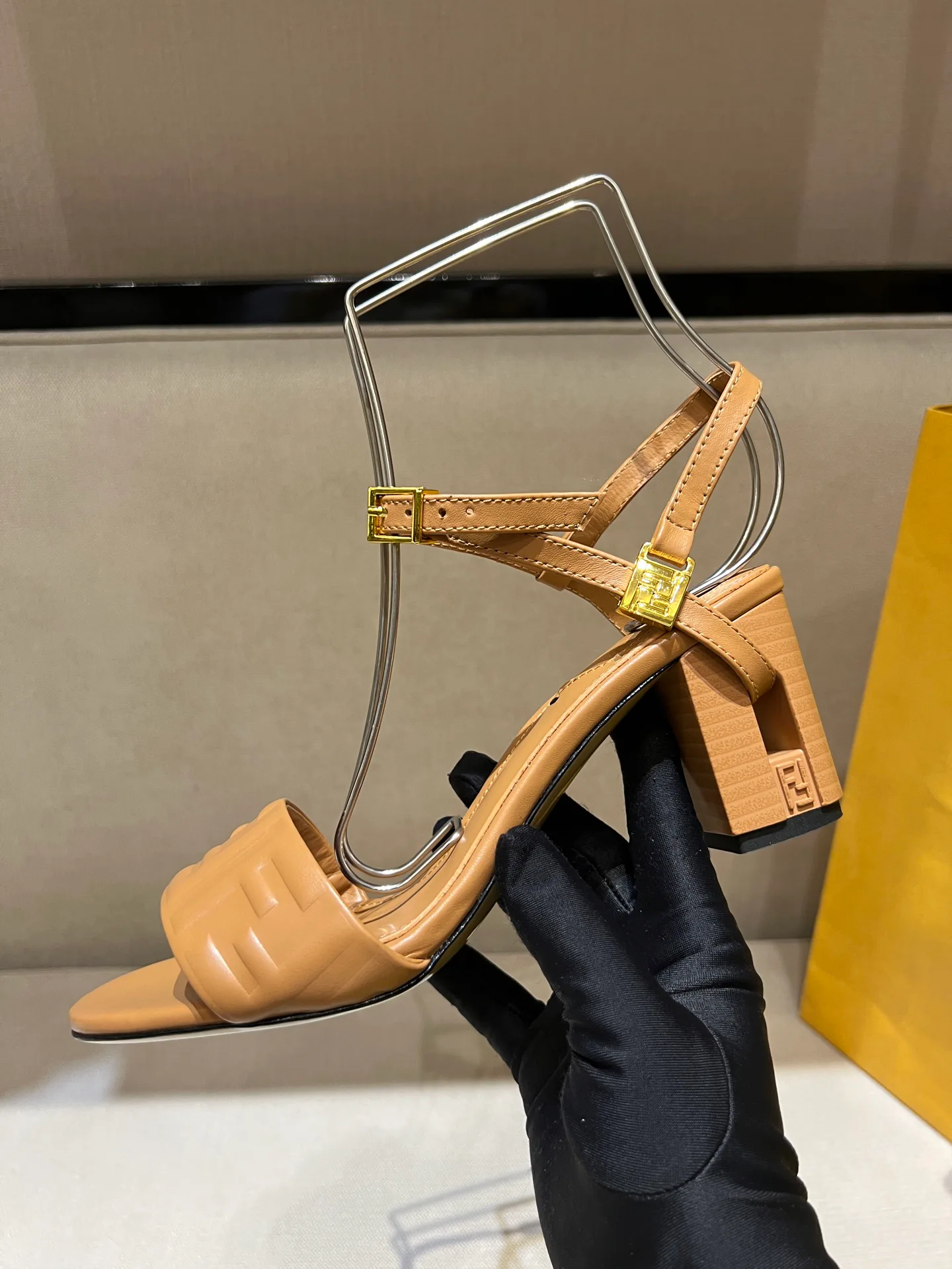 Босоножки Женские Fendi 17144233