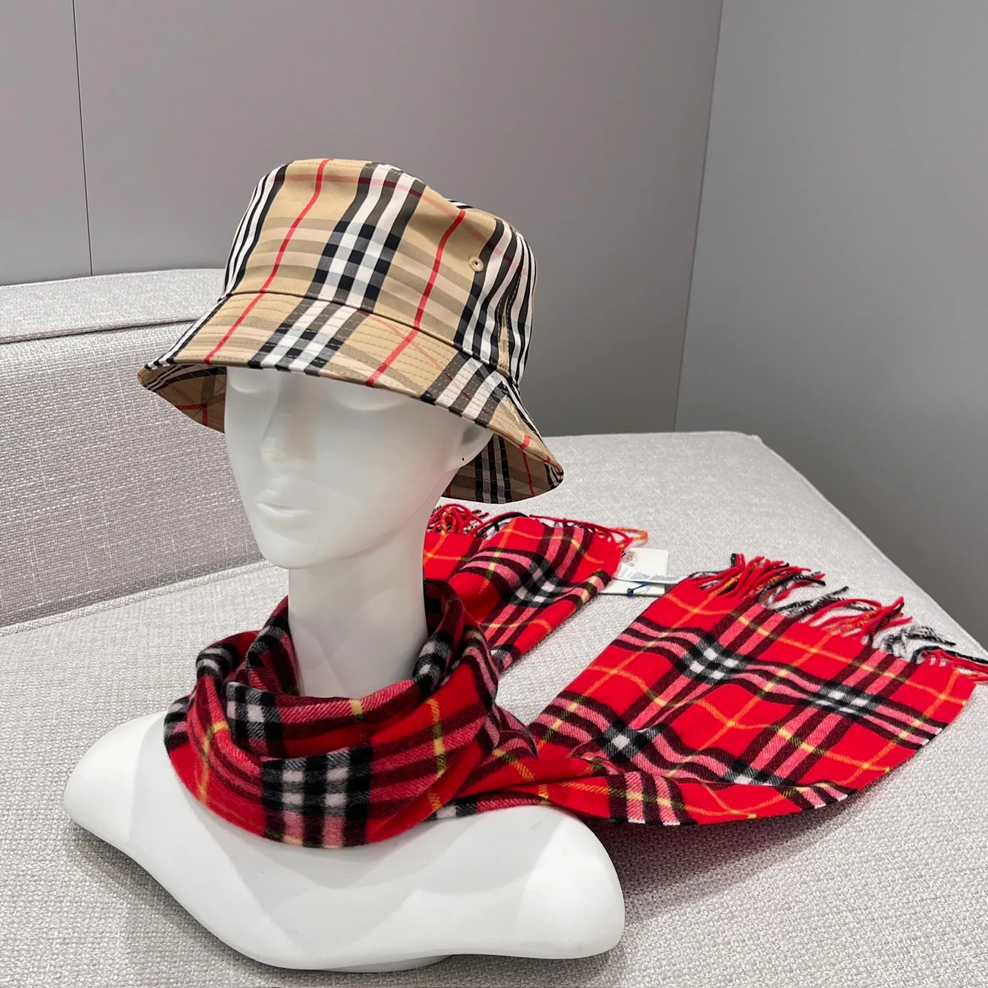 Шарфы Burberry 17945468