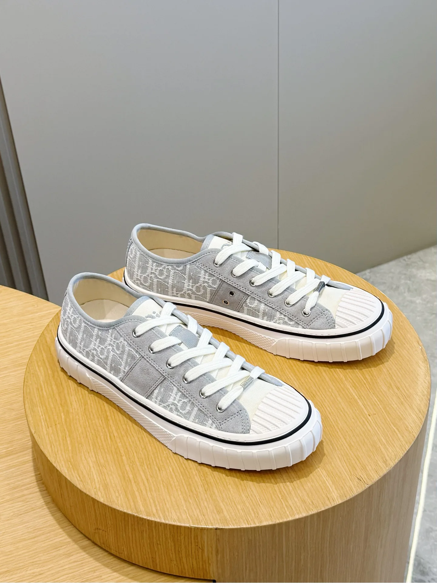 Кроссовки Женские Christian Dior 18101568