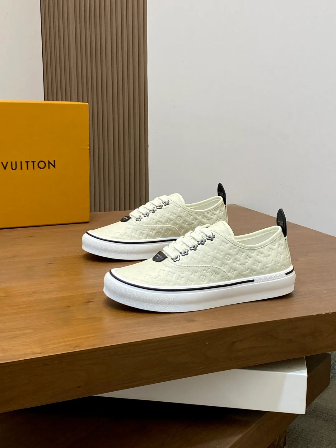 Кроссовки Мужские Louis Vuitton 18707521
