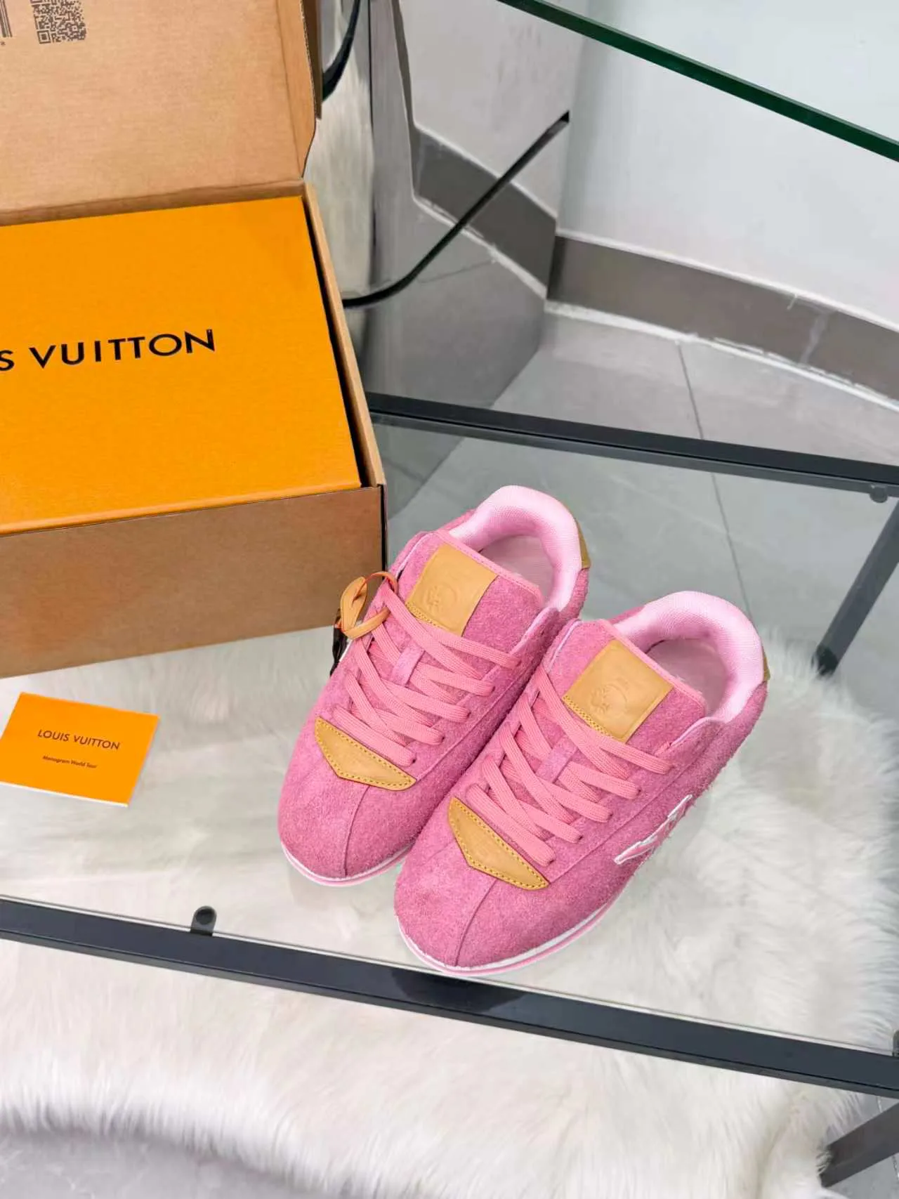Кроссовки Женские Louis Vuitton 18417397