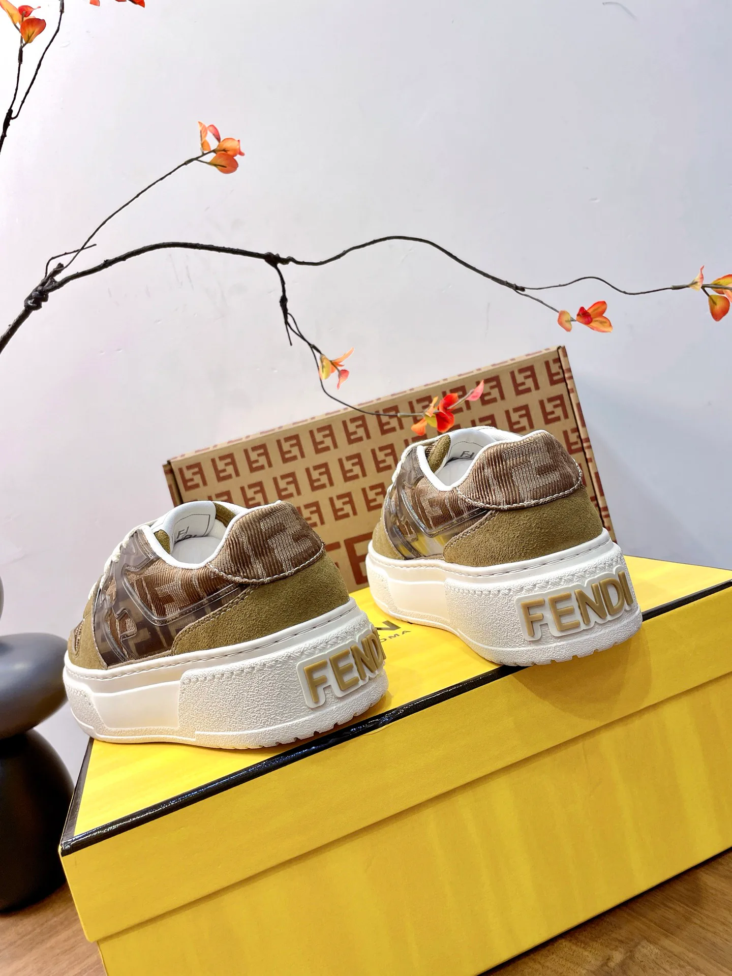 Кроссовки Женские Fendi 17957341