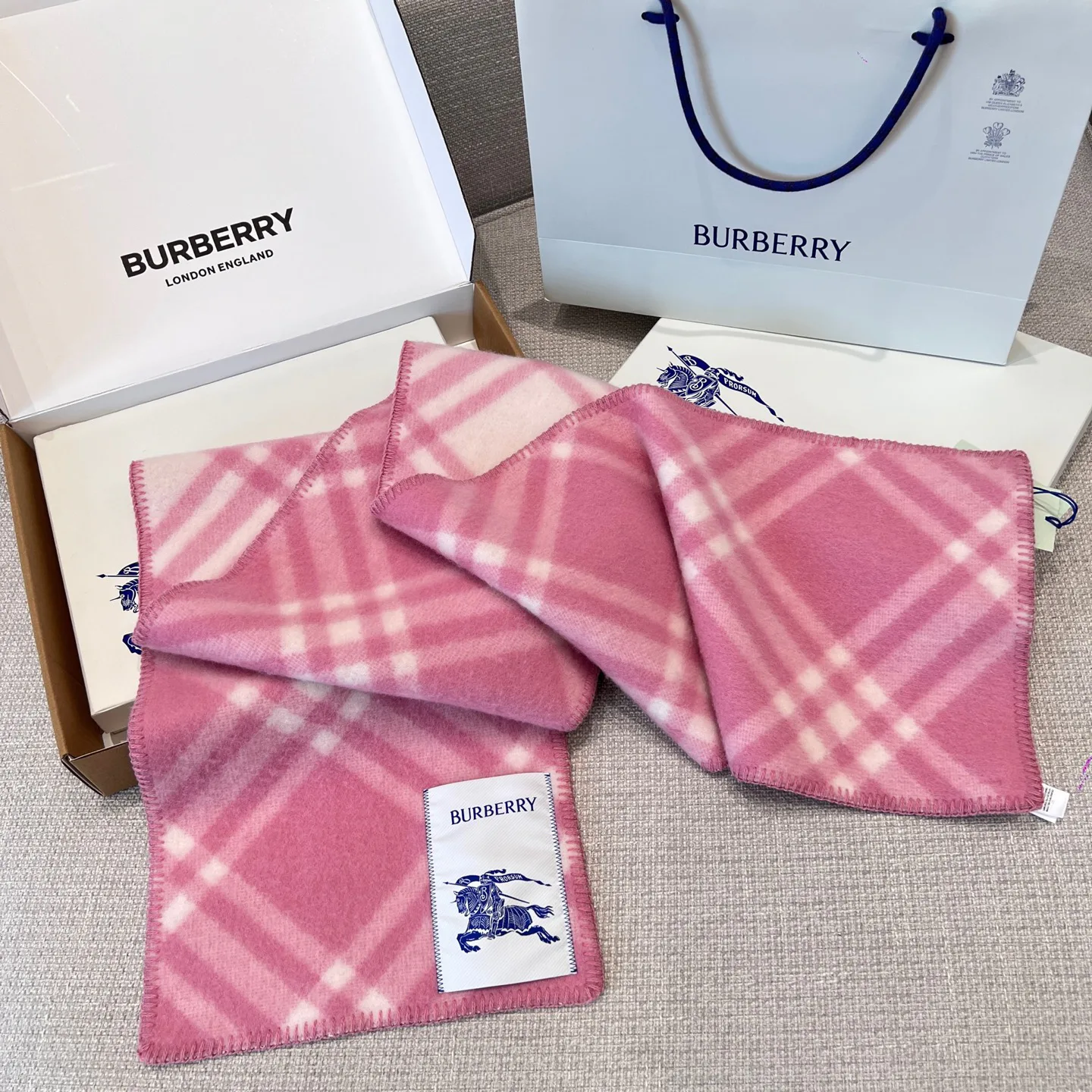 Шарфы Burberry 17945208