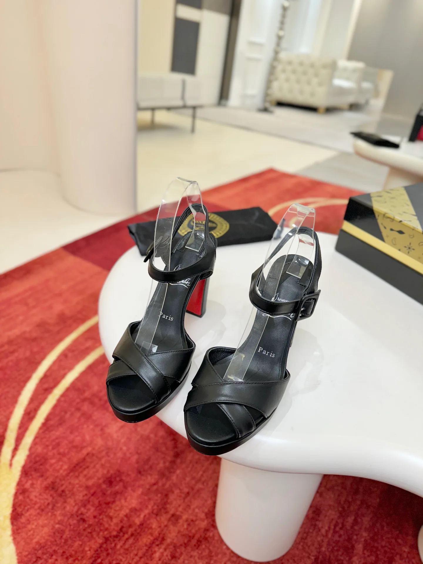 Босоножки Женские Christian Louboutin 18821531