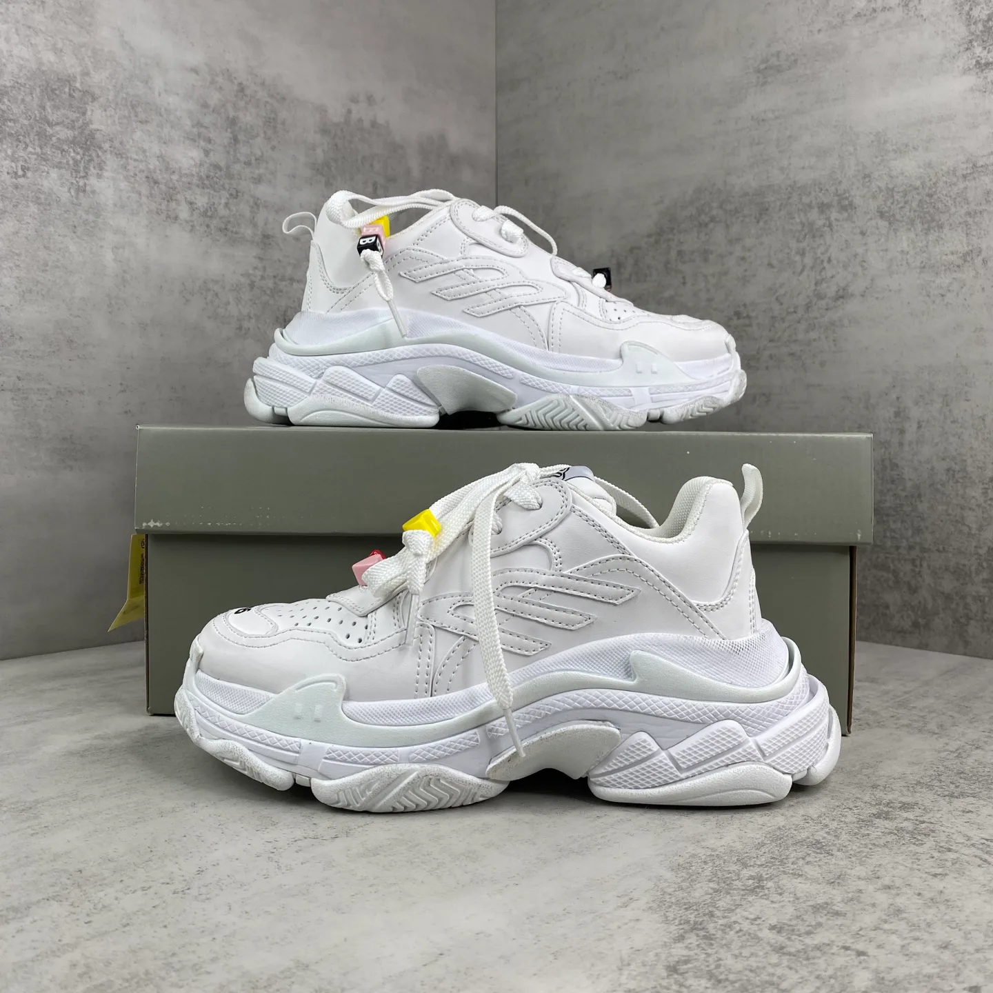 Кроссовки Женские Balenciaga 18686629