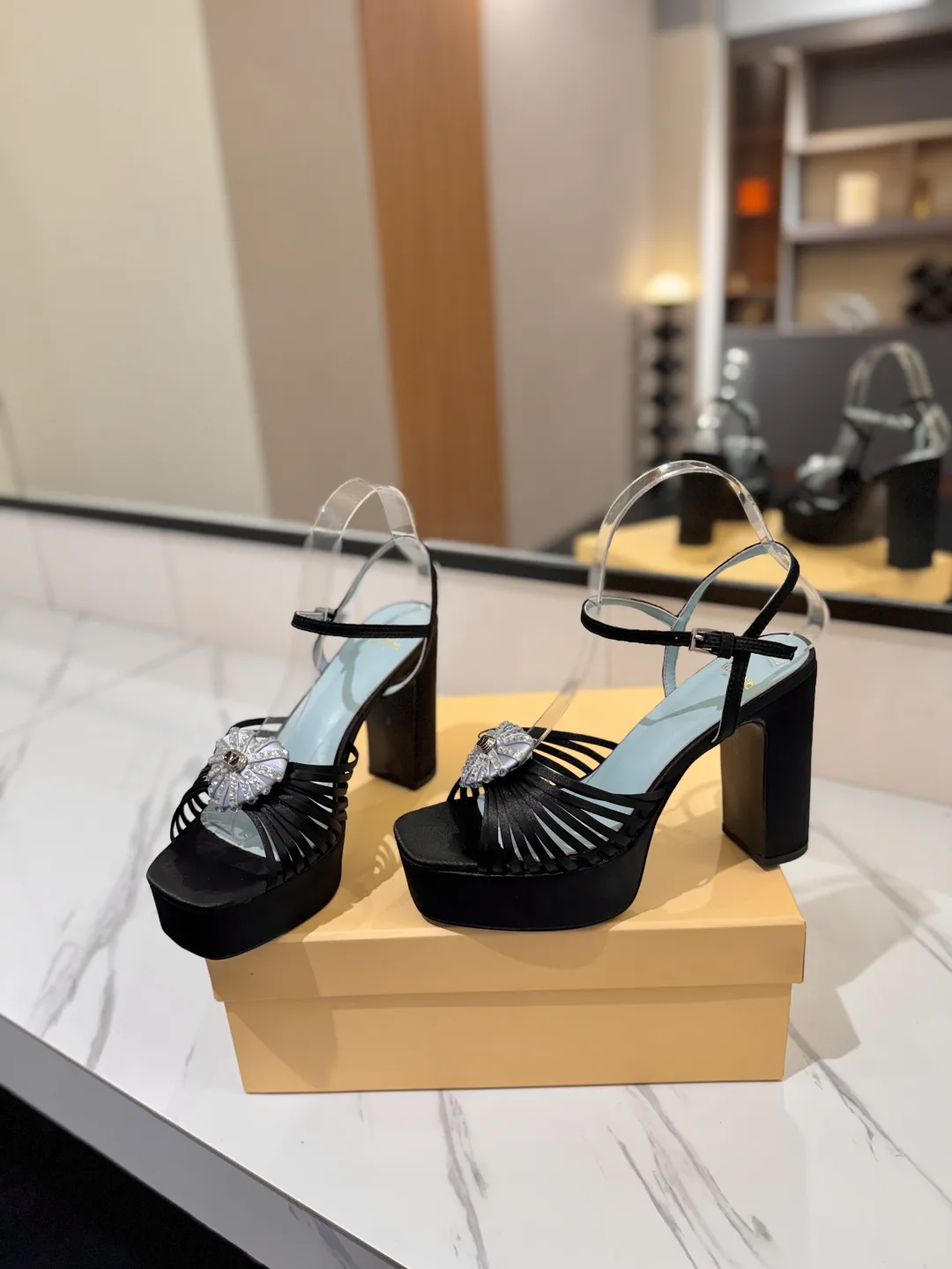 Босоножки Женские Valentino 18134893