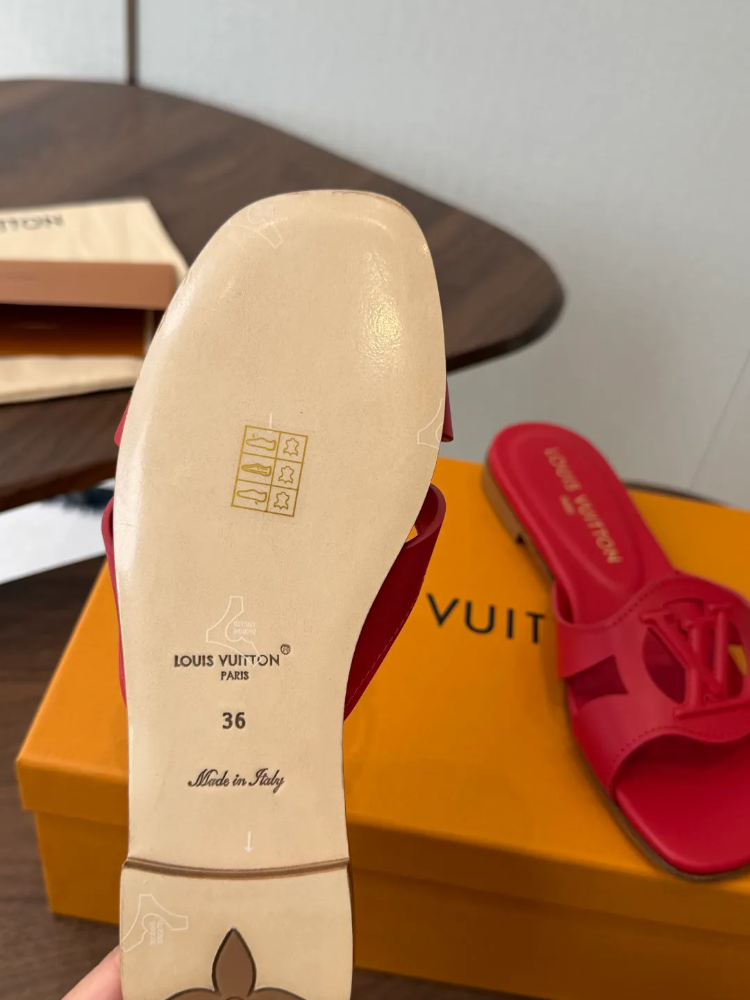 Шлепанцы Женские Louis Vuitton 18687468